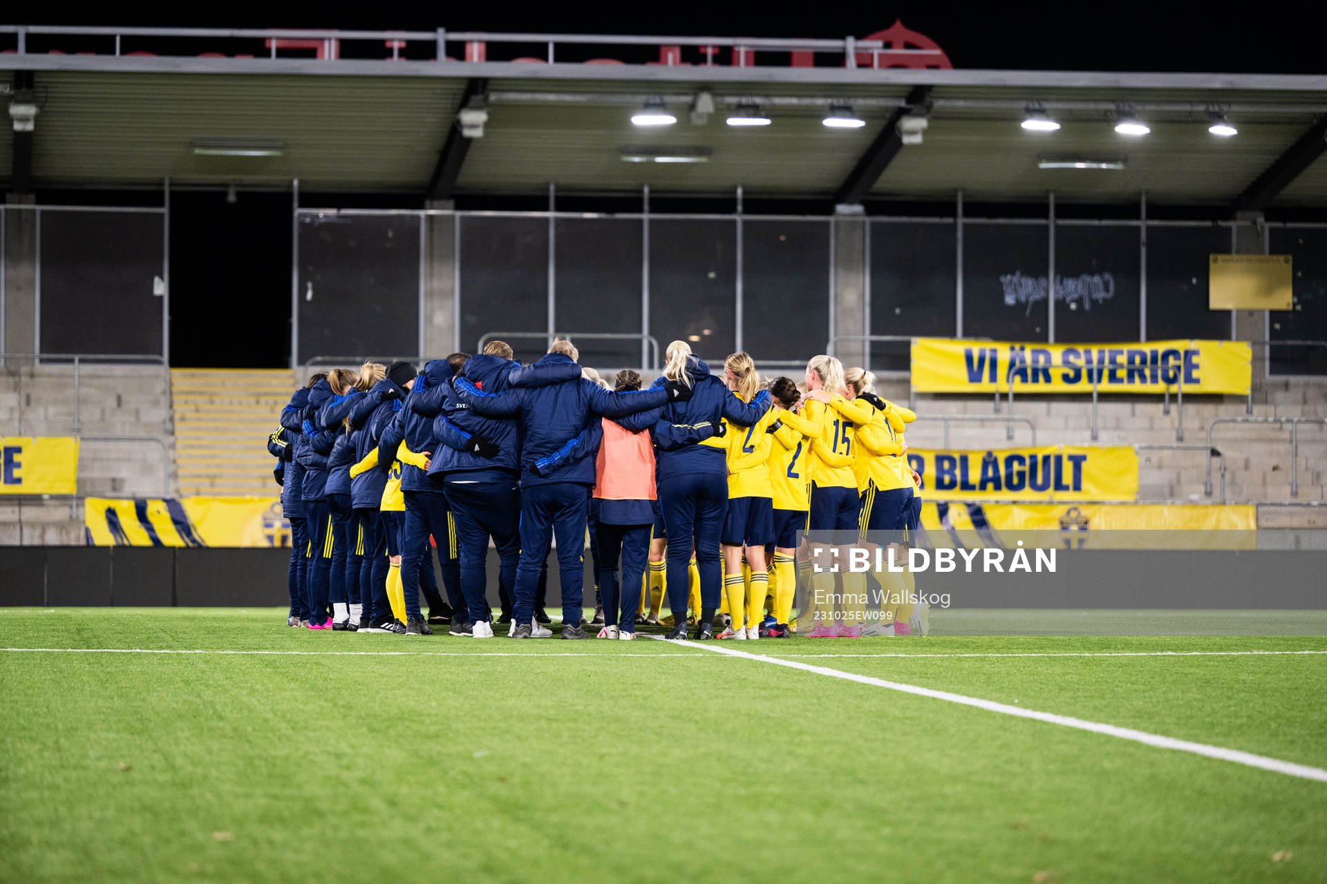 Player and staff of Sweden gather