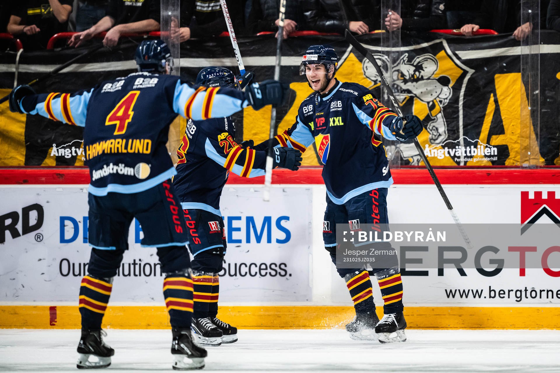 Djurgårdens Anton Gradin jublar med lagkamrater