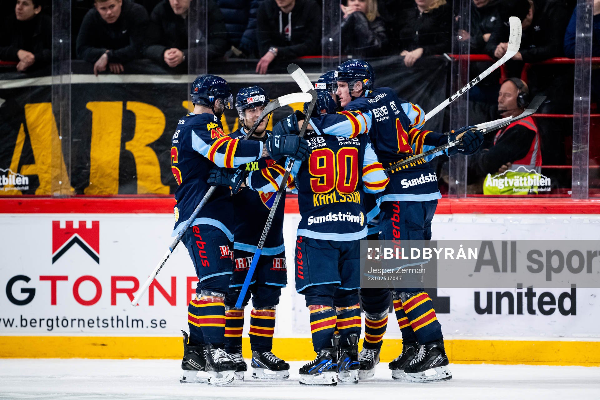 Djurgårdens Anton Gradin jublar med lagkamrater