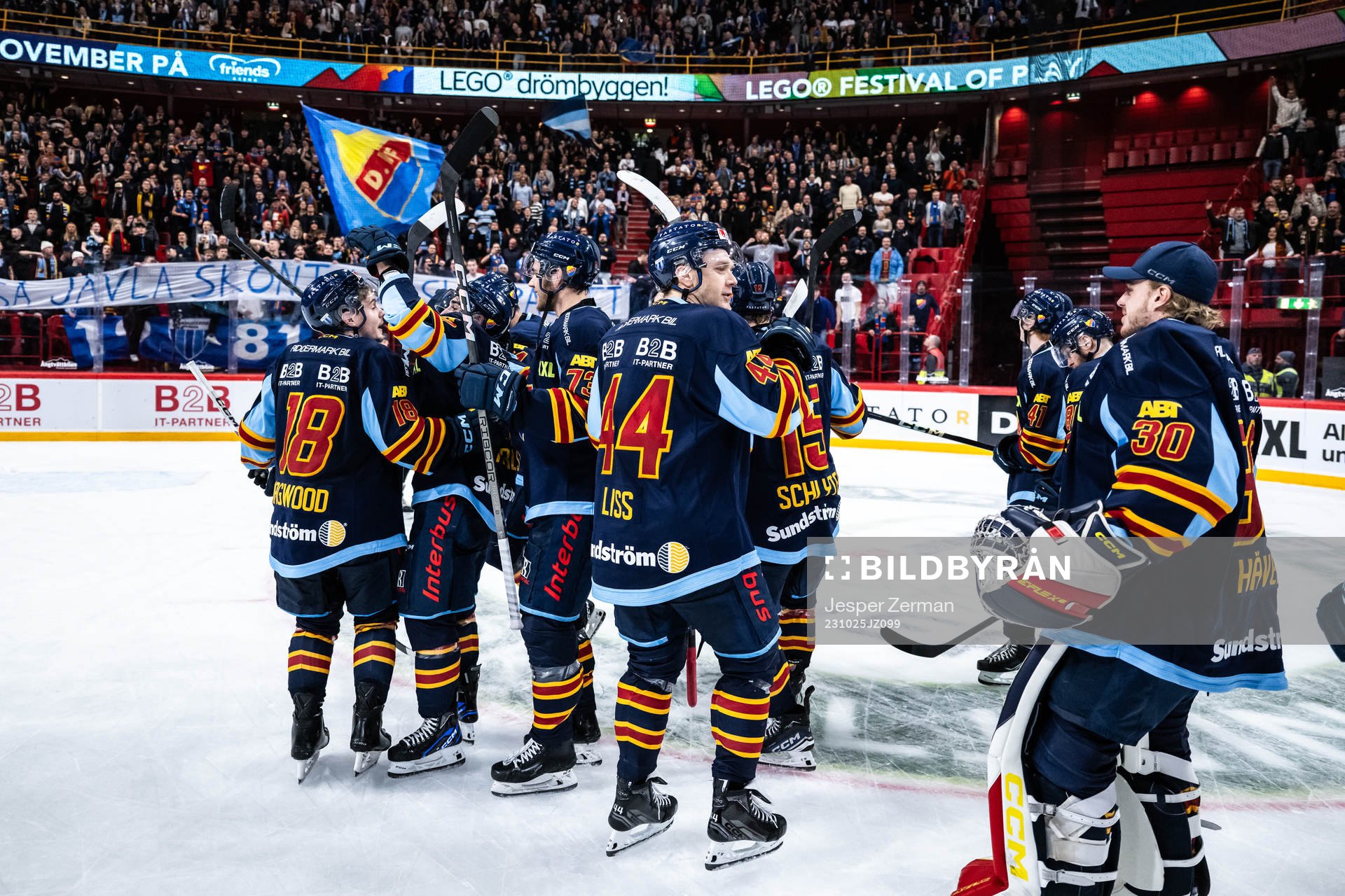Djurgårdens Olle Liss jublar med lagkamraterna