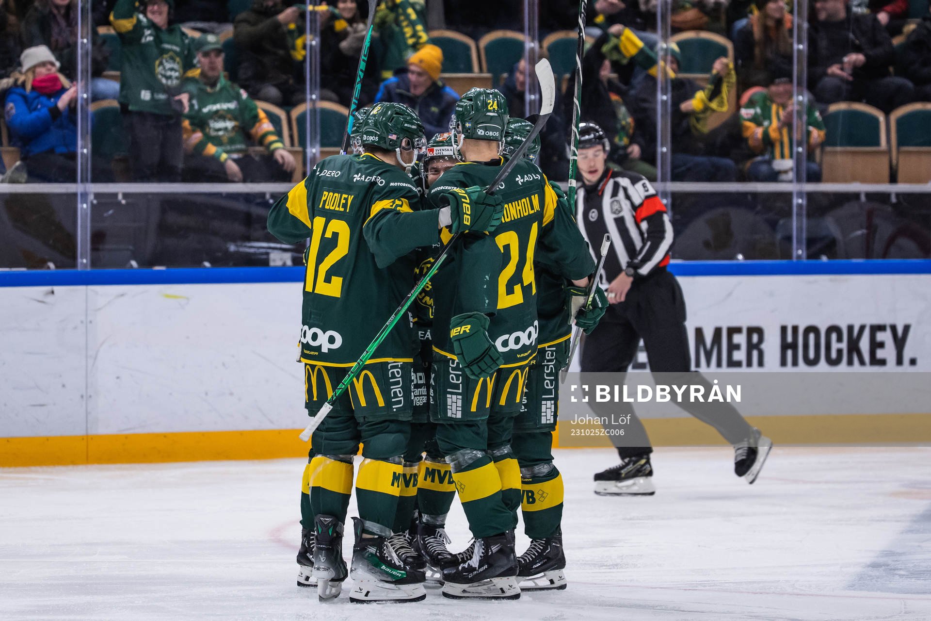 Björklövens Jacob Andersson jublar med lagkamrater