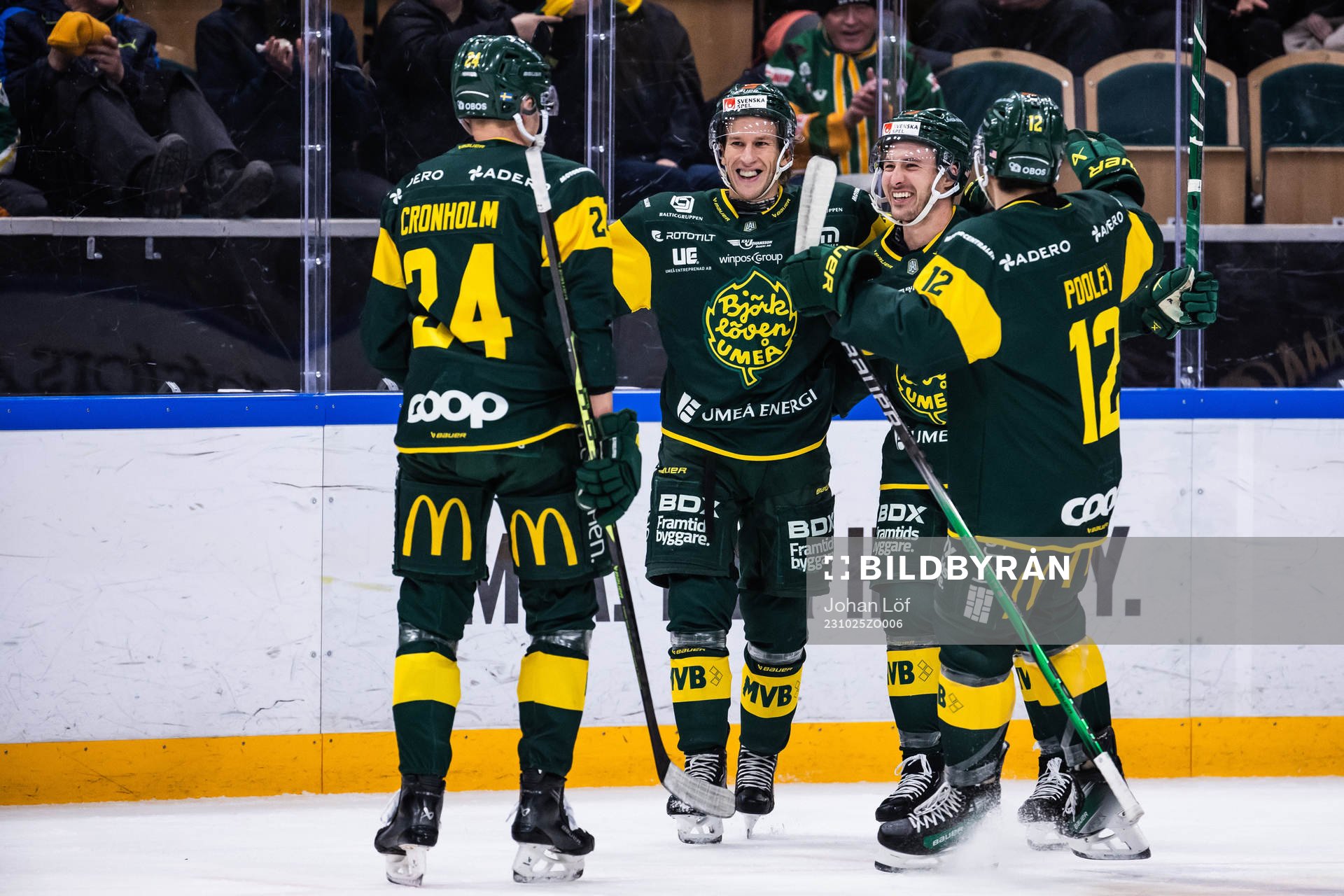 Björklövens Nicholas Schilkey jublar med lagkamrater