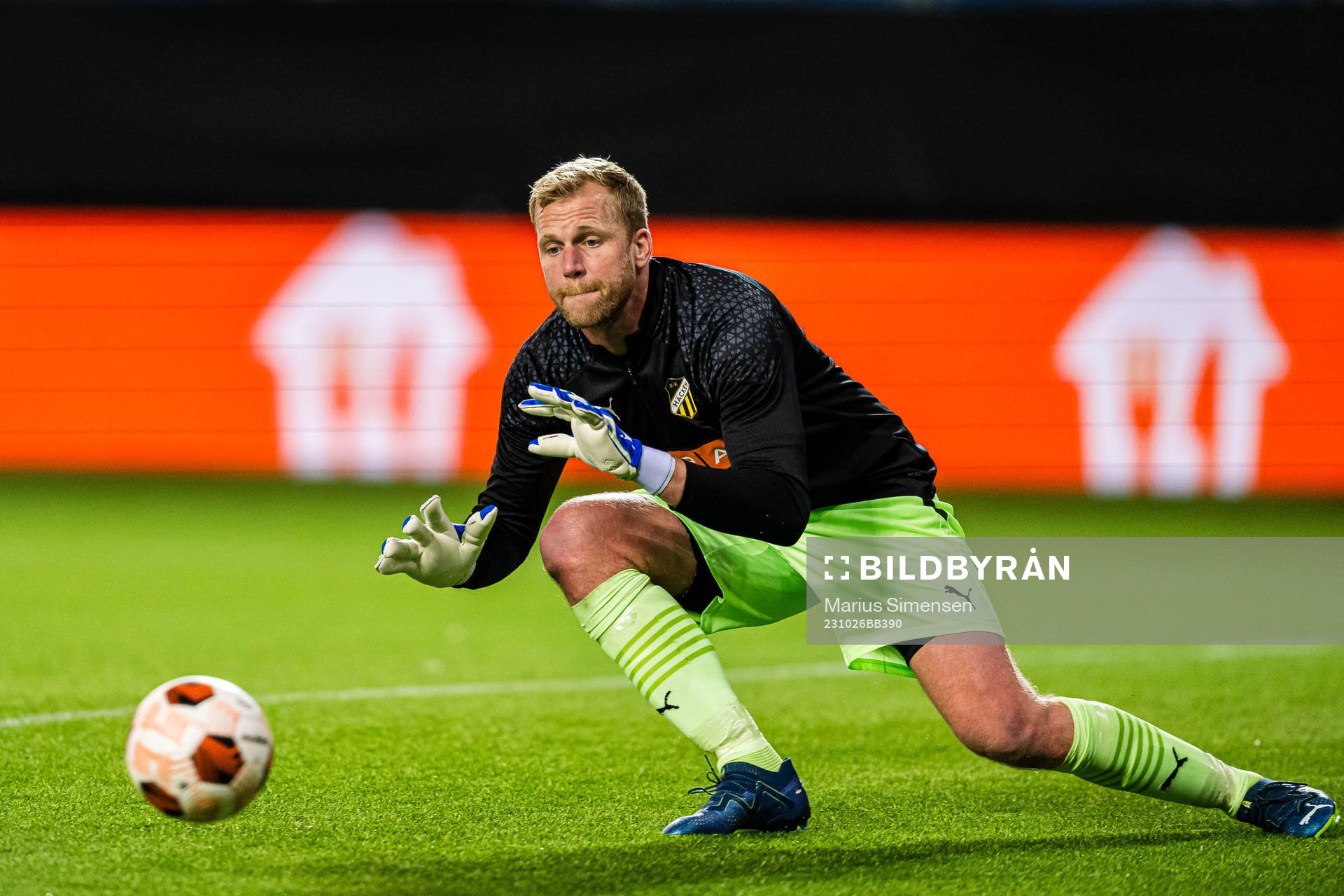 Peter Abrahamsson of Häcken warms up