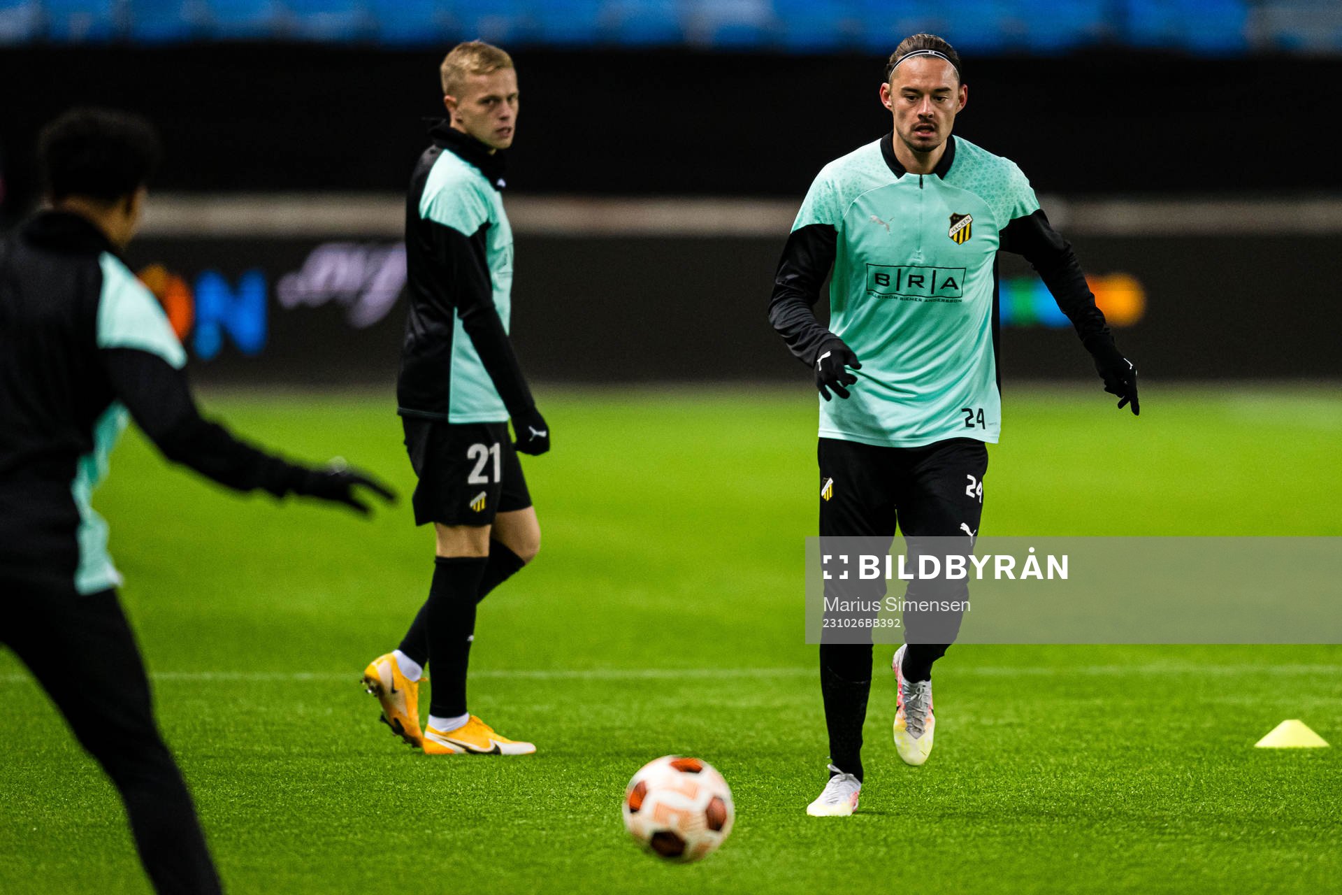 Amor Layouni of Häcken warms up