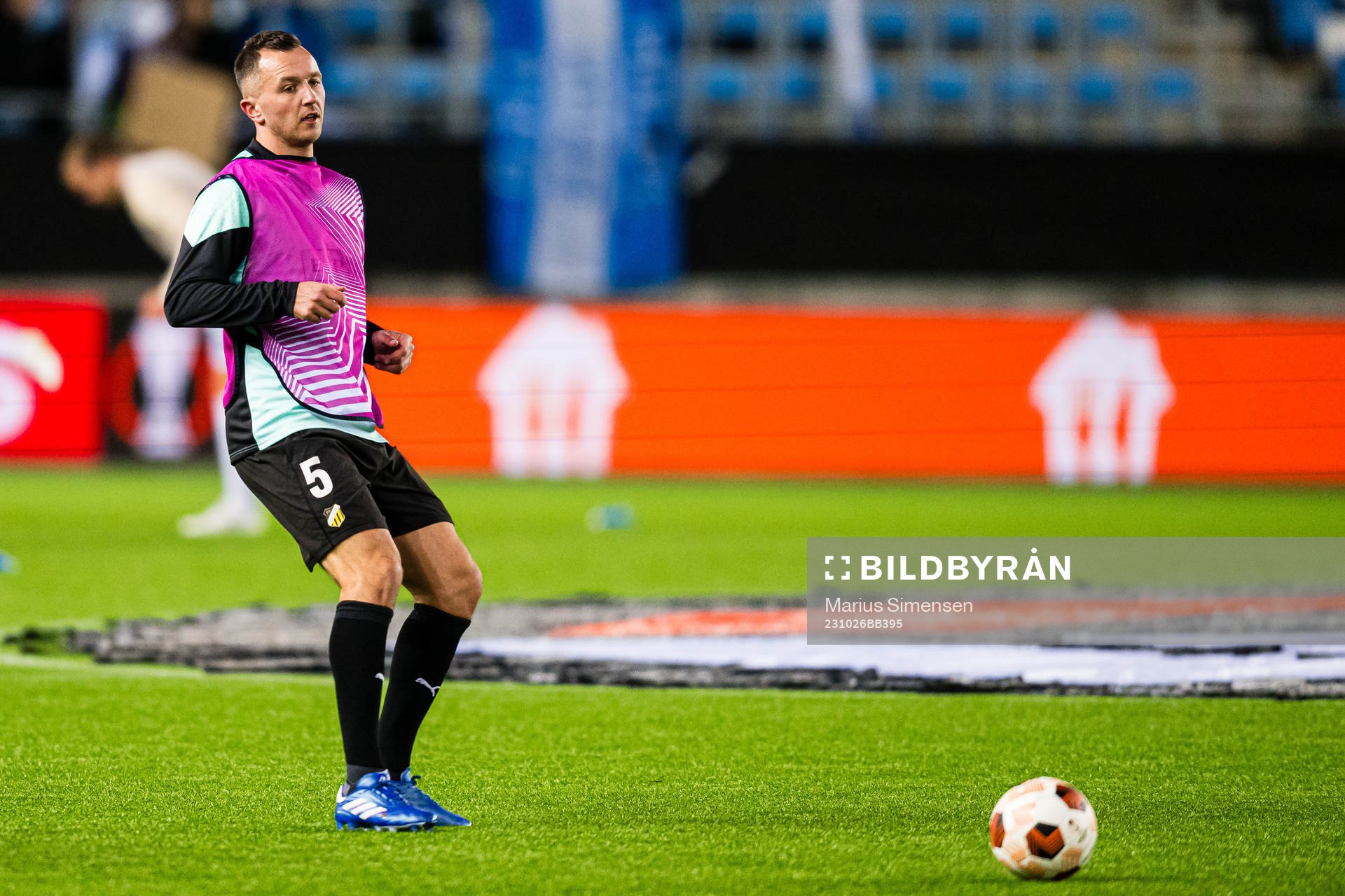 Even Hovland of Häcken warms up