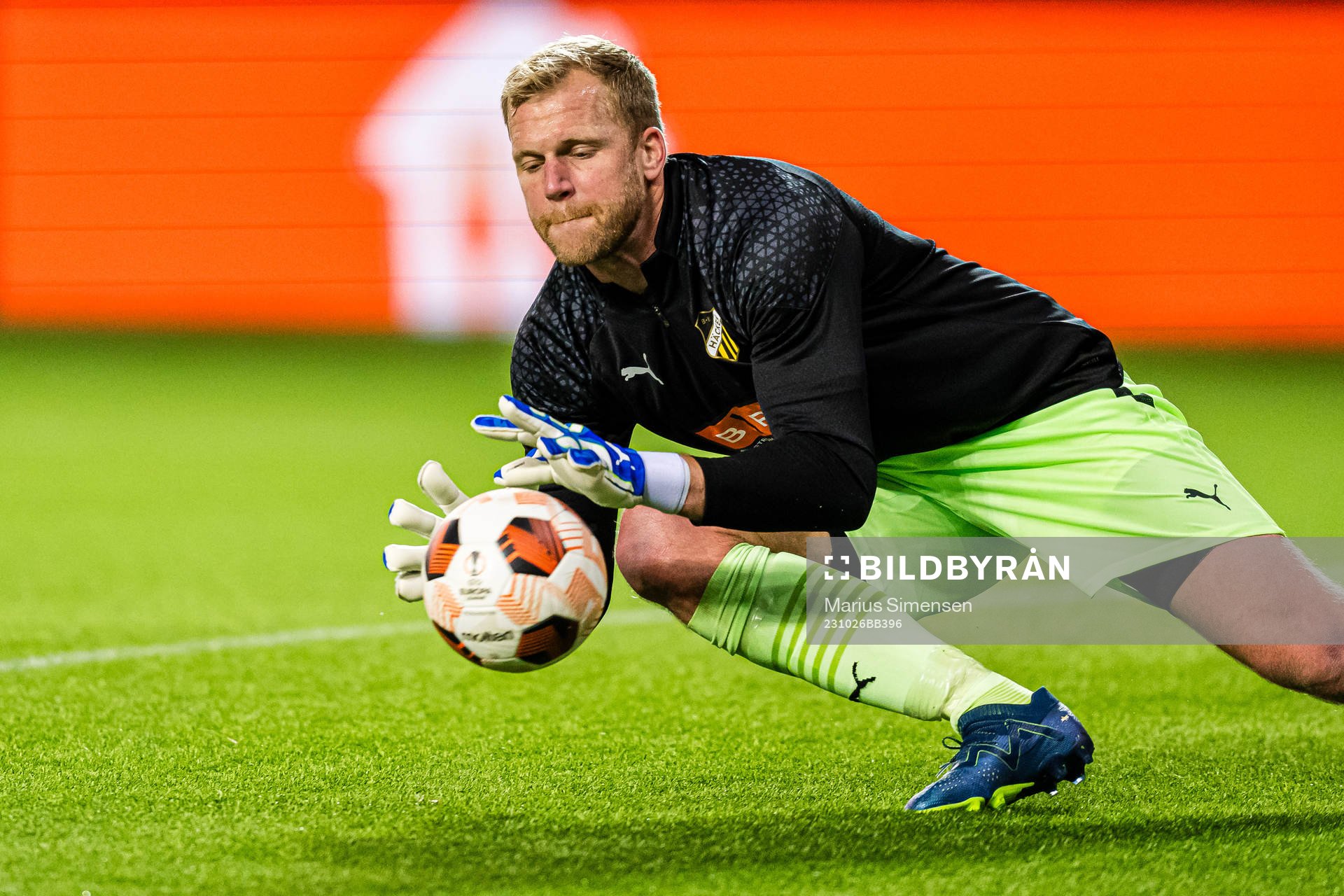 Peter Abrahamsson of Häcken warms up