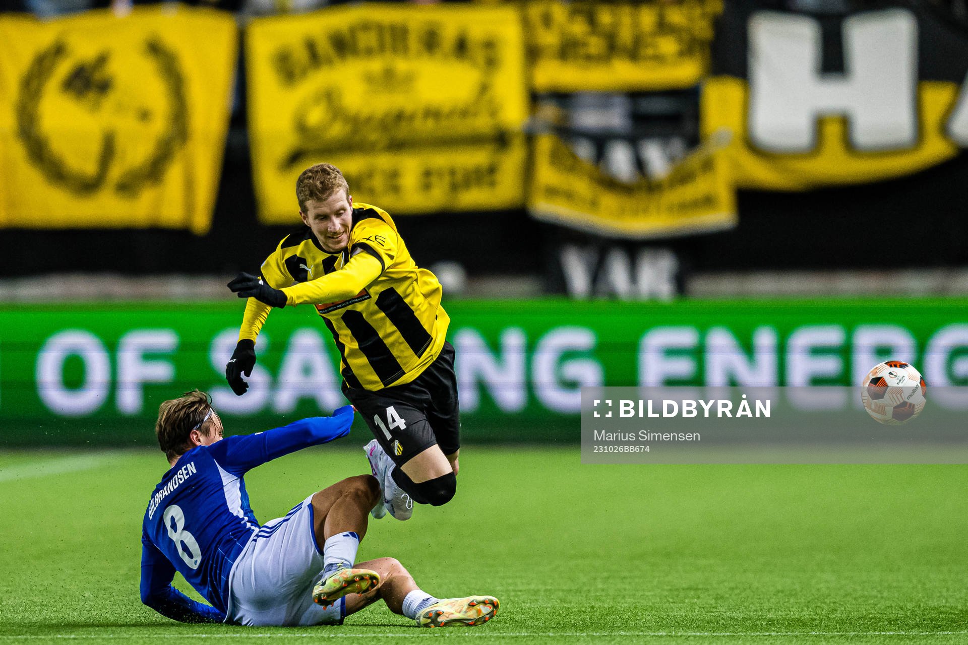 Fredrik Gulbrandsen of Molde and Simon Gustafson of Häcken