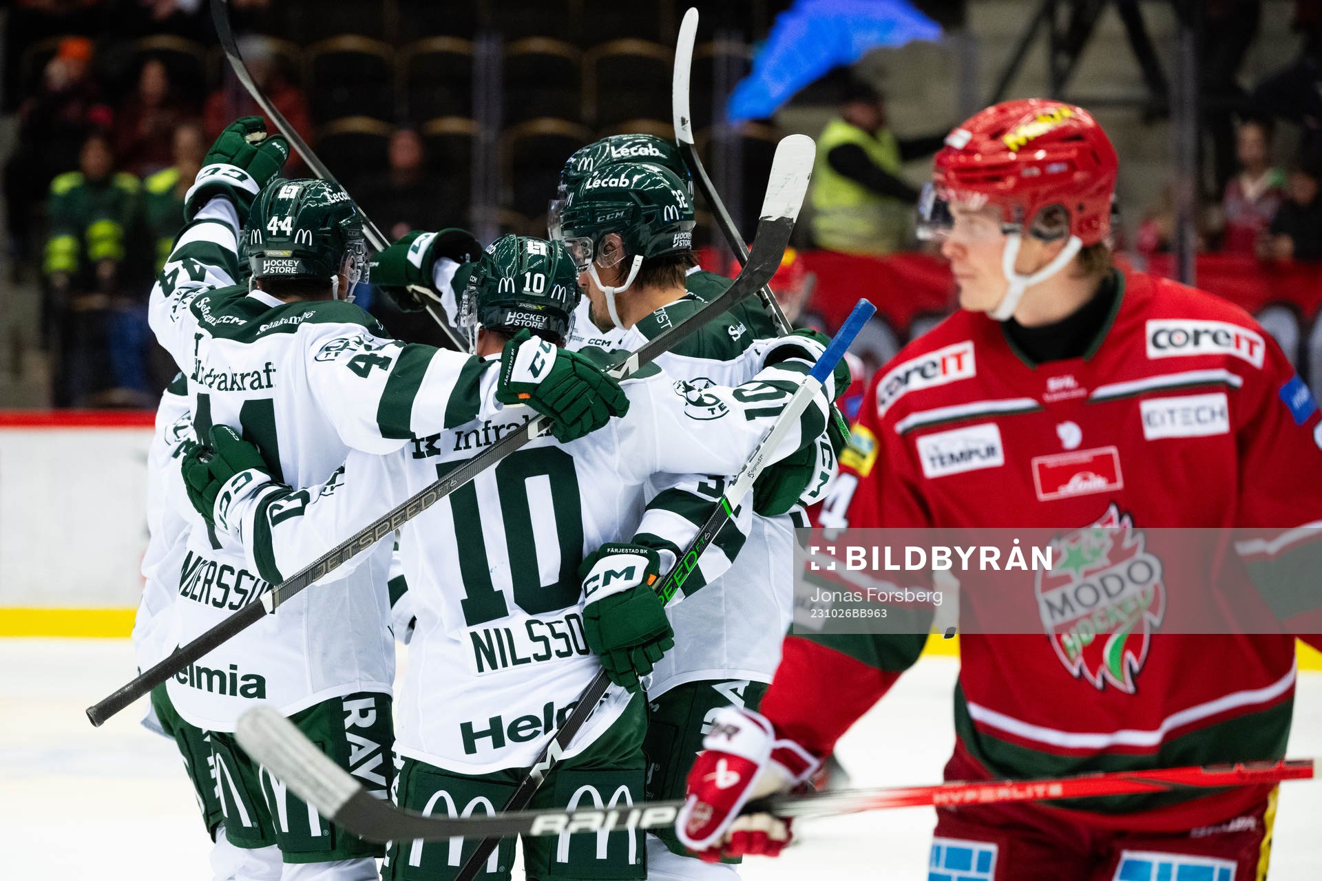 Färjestads Magnus Nygren jublar med lagkamrater