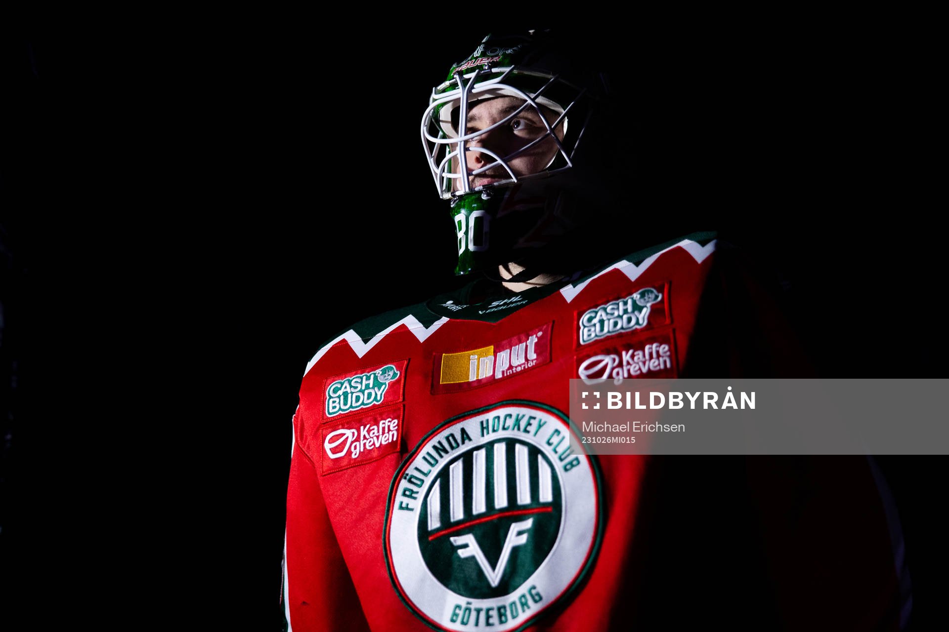 Frölundas målvakt Frederik Dichow innan  ishockeymatchen