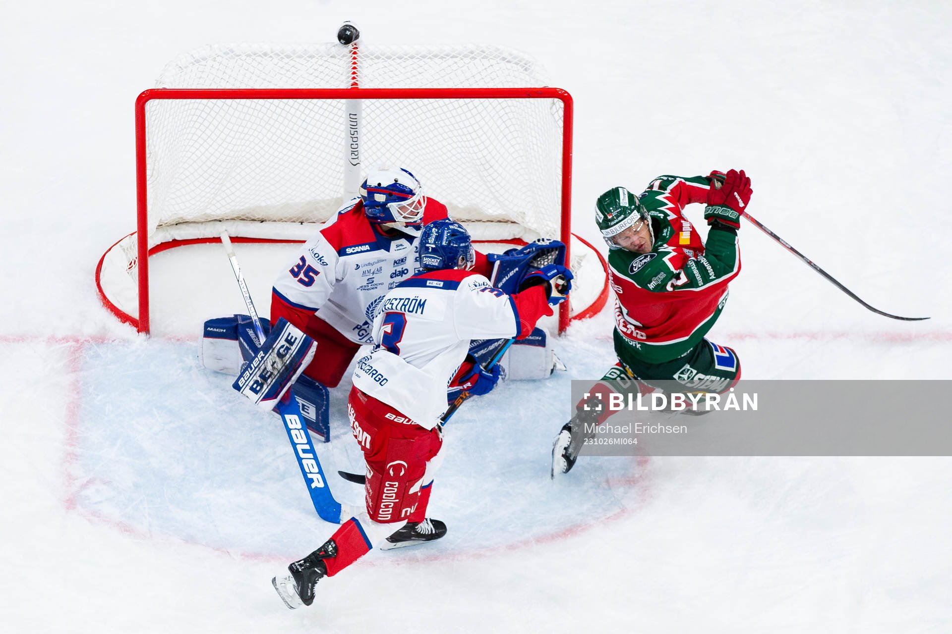 Frölundas Max Friberg träffas av en puck i munnen