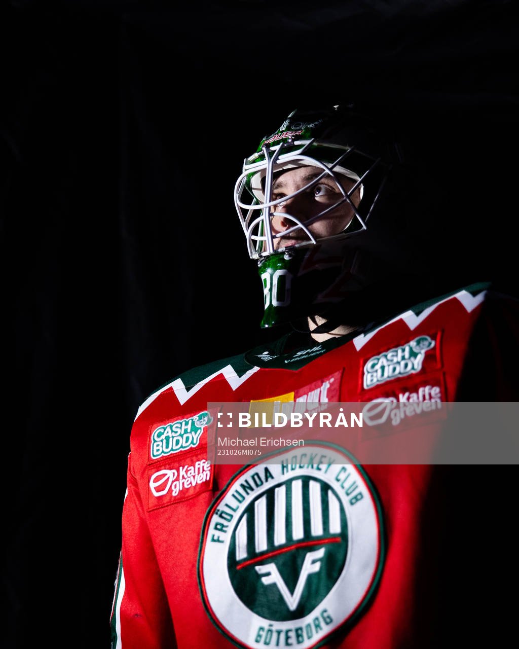 Frölundas målvakt Frederik Dichow innan ishockeymatchen i