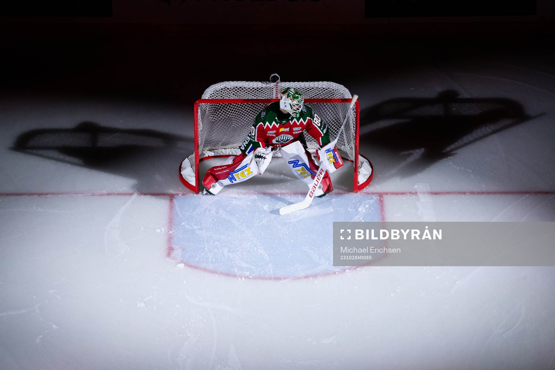 Frölundas målvakt Frederik Dichow innan ishockeymatchen i