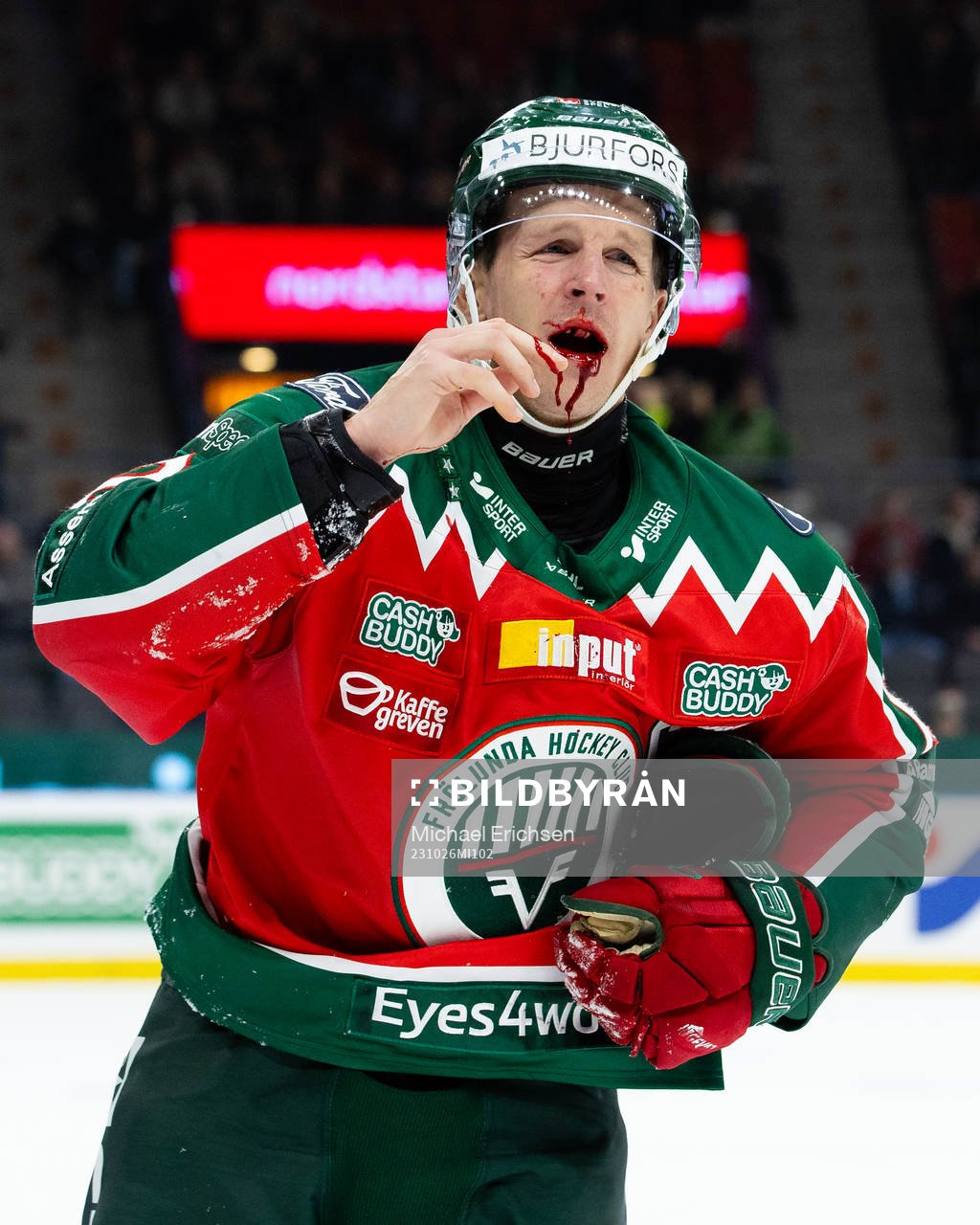 Frölundas Max Friberg lämnar blödande isen