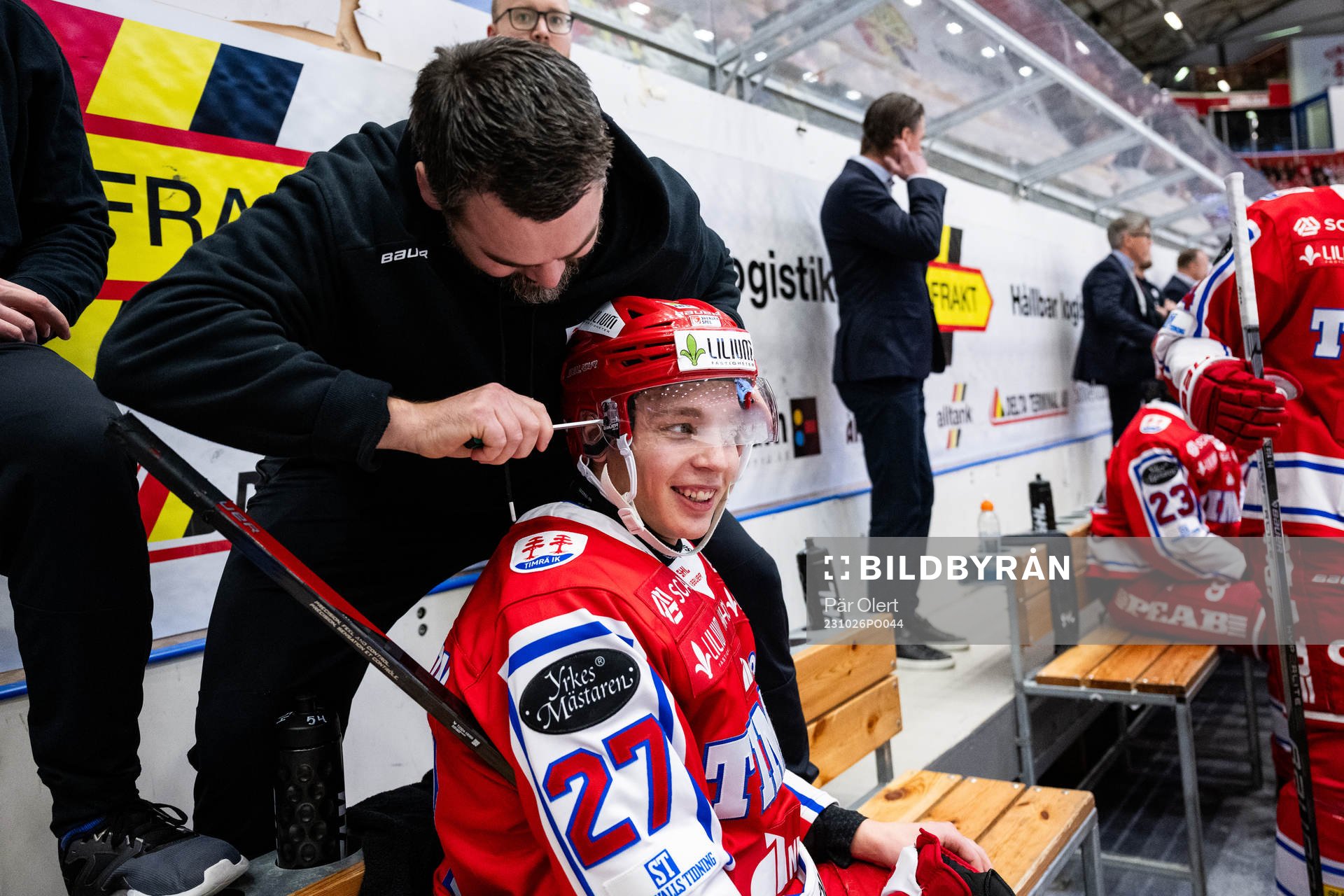Timrås materialförvaltare John Westin hjälper Oliver