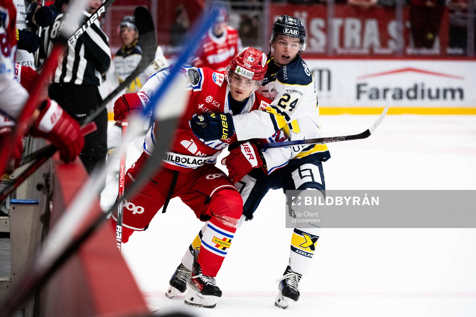 Timrås Dennis Värmhed och HV71s Oscar Fisker Molgaard