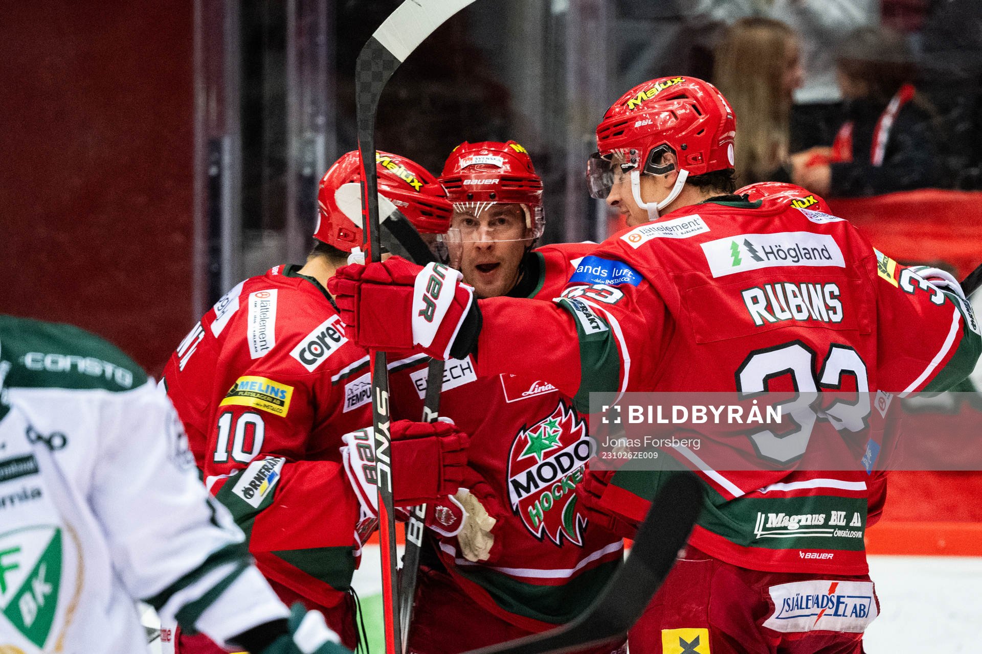 MoDos Daniel O´regan jublar med lagkamrater