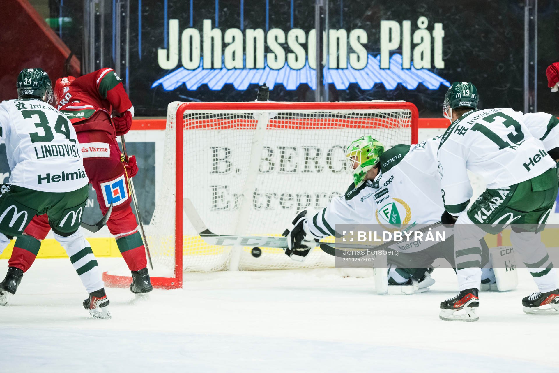 MoDos Mikkel Aagaard gör 4-3 bakom Färjestads målvakt