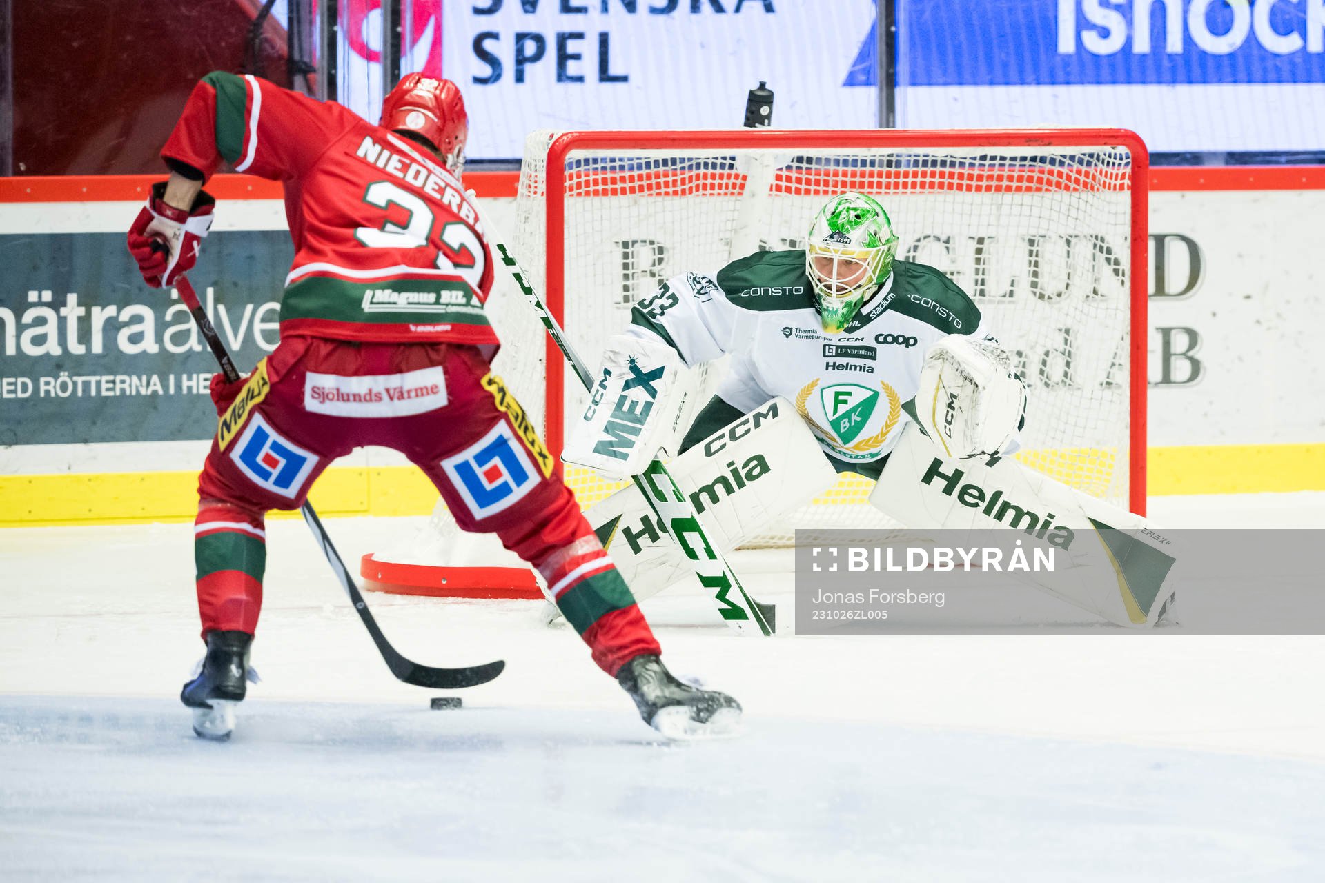 MoDos Theodor Niederbach och Färjestads målvakt Maxime