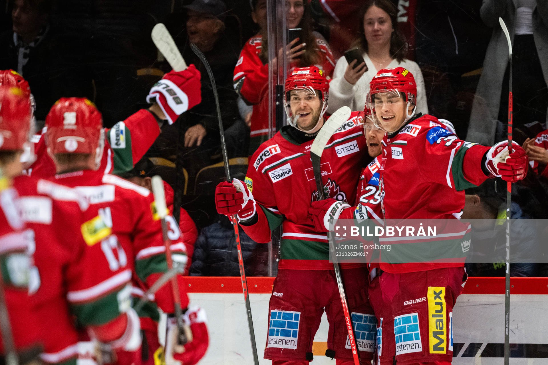MoDos Mikkel Aagaard jublar med lagkamrater