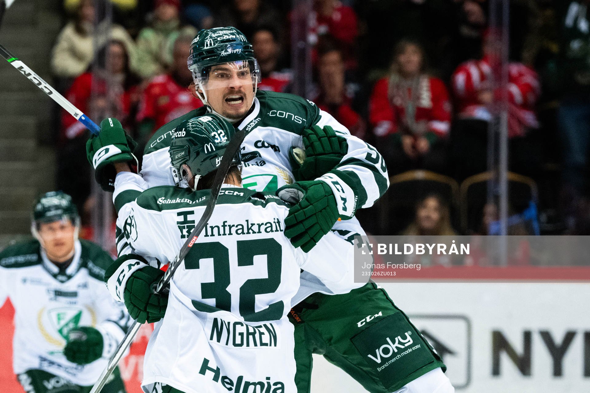 Färjestads David Tomasek jublar