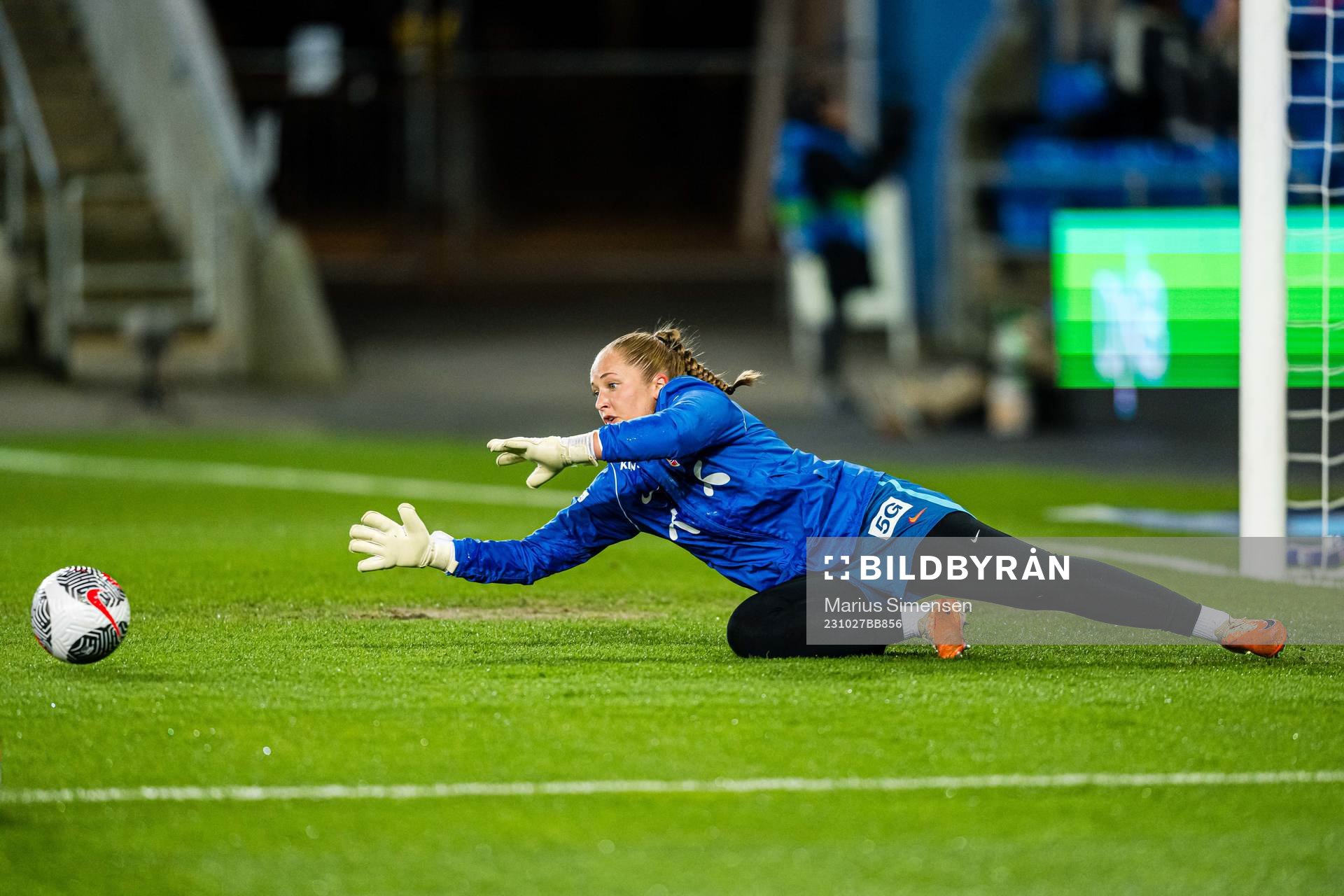goalkeeper Aurora Mikalsen of Norway warms up