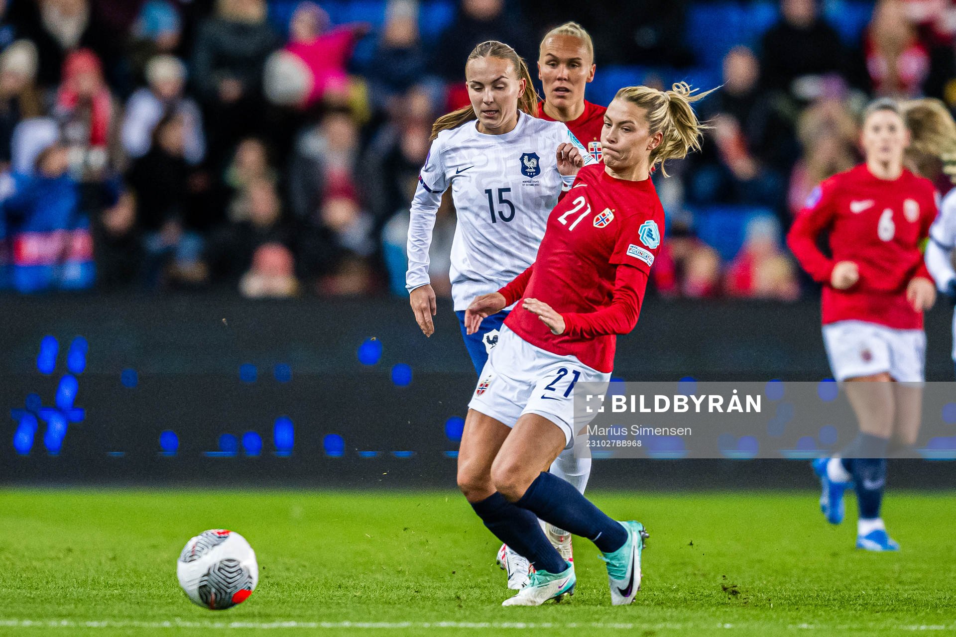 Julie Dufour of France and Mimmi Löfwenius of Norway