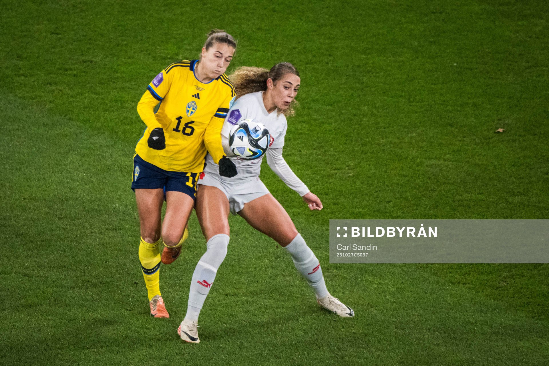 Filippa Angeldahl of Sweden and  Alayah Pigrim of