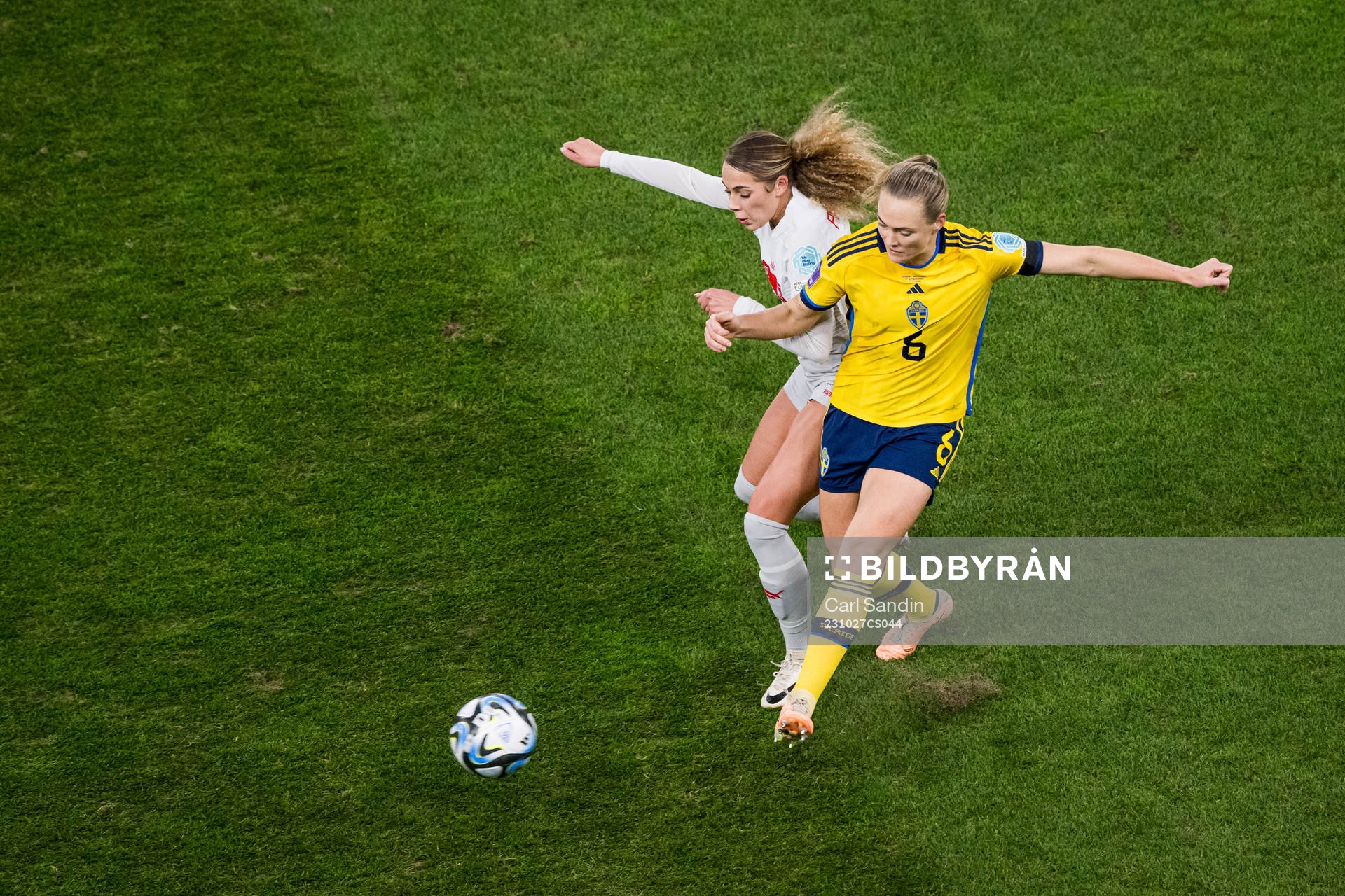 Alayah Pigrim of Switzerland and Magdalena Eriksson of