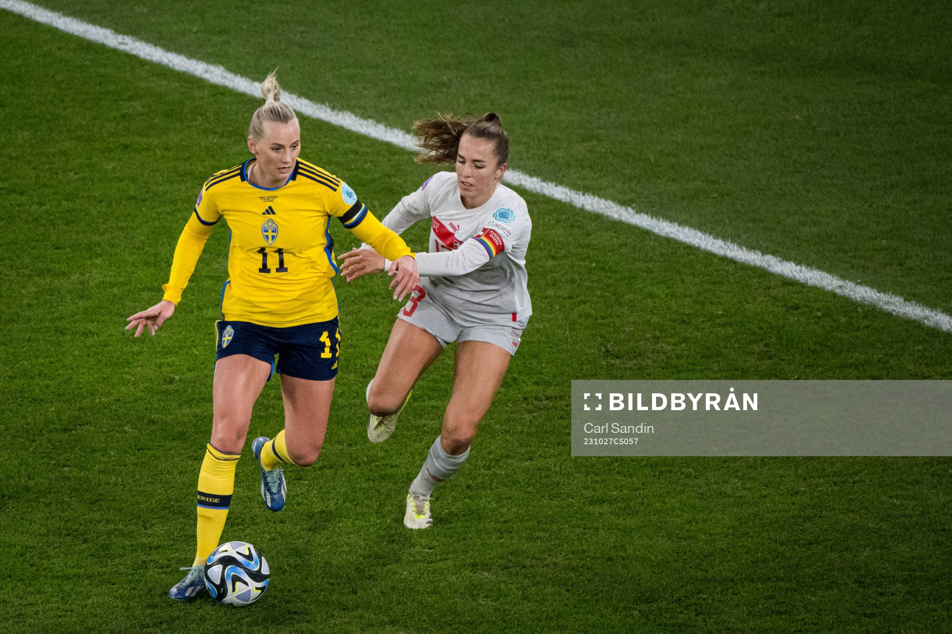 Stina Blackstenius of Sweden and Lia Wälti of Switzerland
