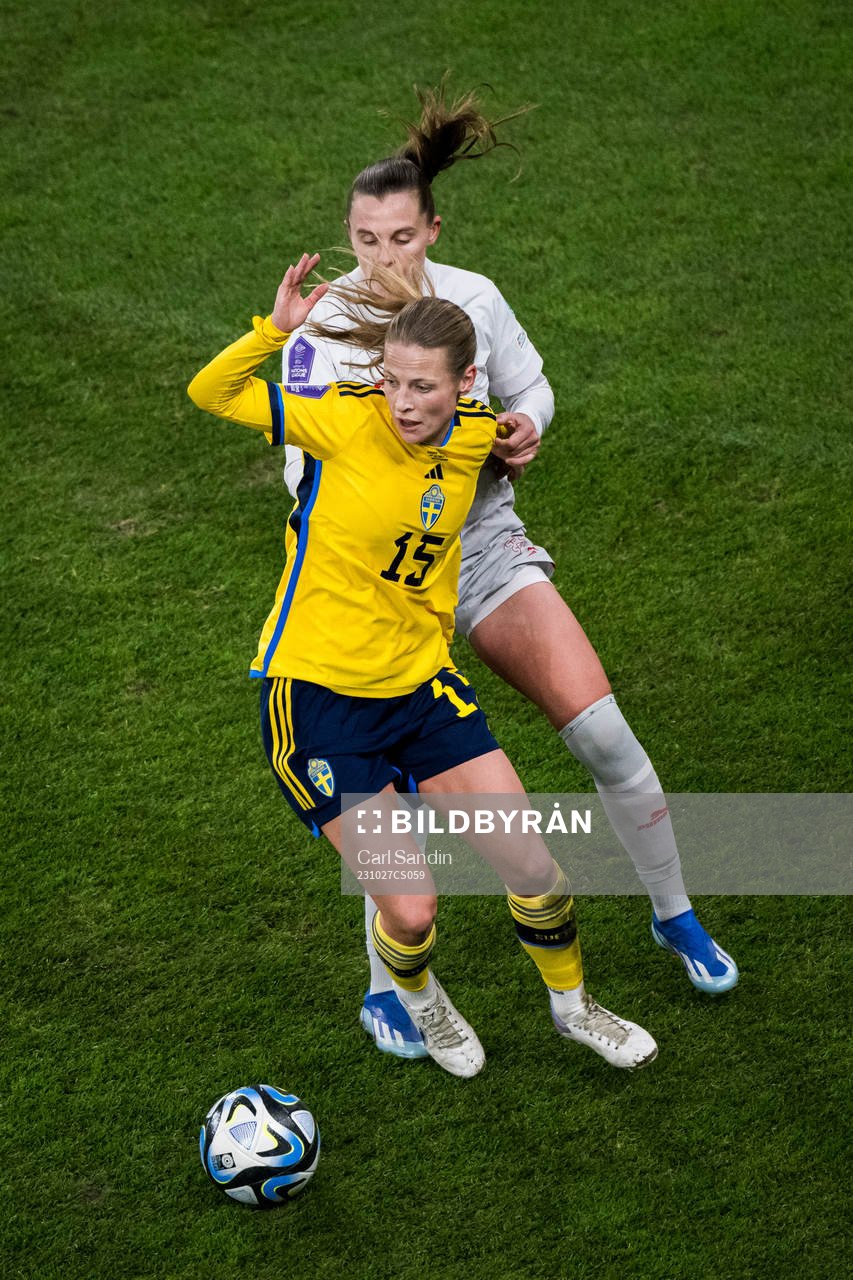Anna Anvegård of Sweden and Noelle Maritz of Switzerland