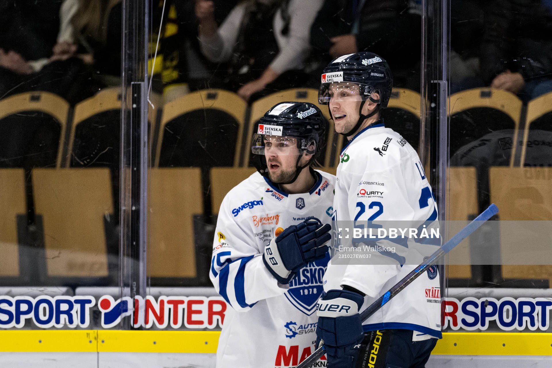 Karlskogas Gustaf Franzen och Viktor Lang jublar 0-1