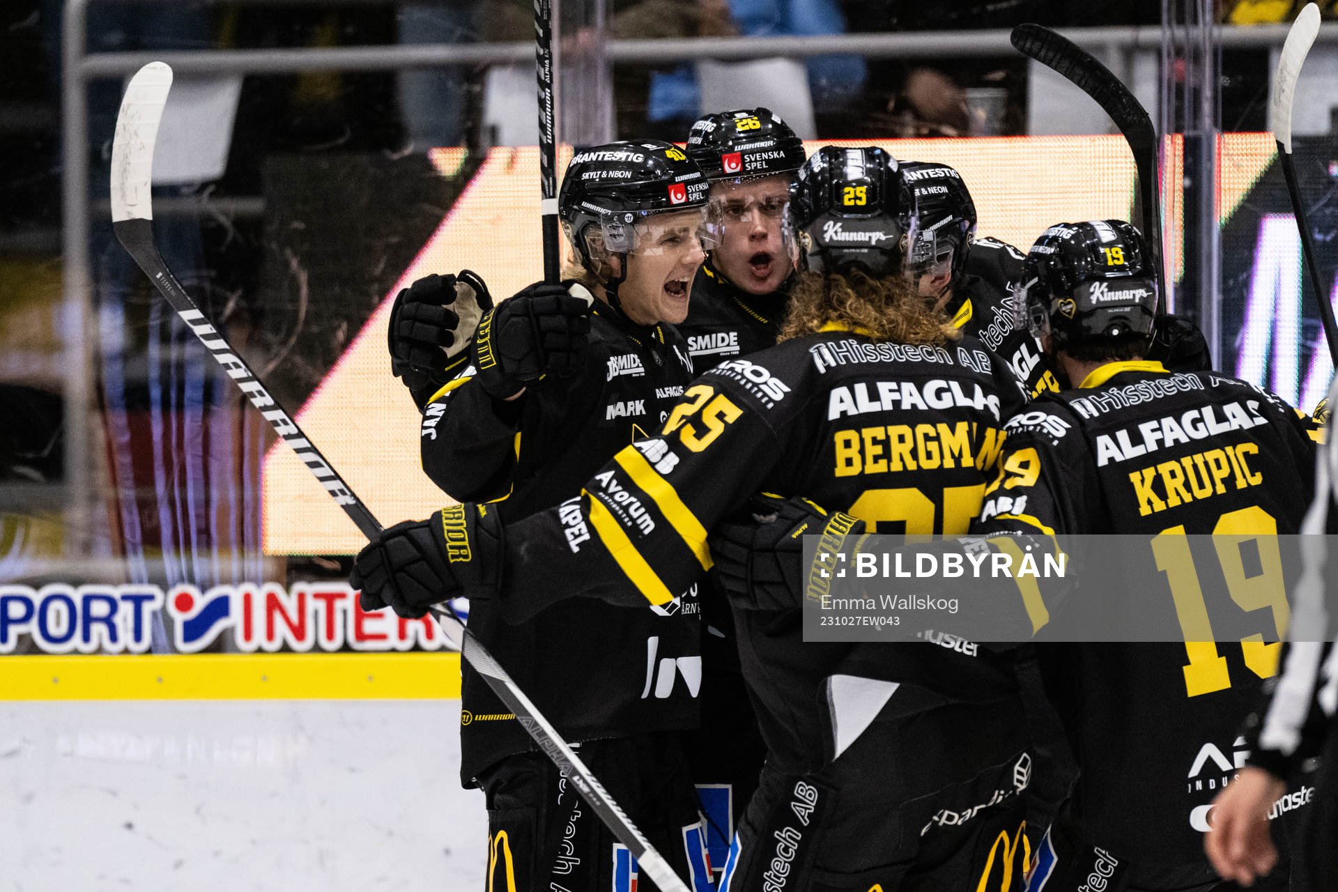 Västerås Elias Pettersson jublar med lagkamrater