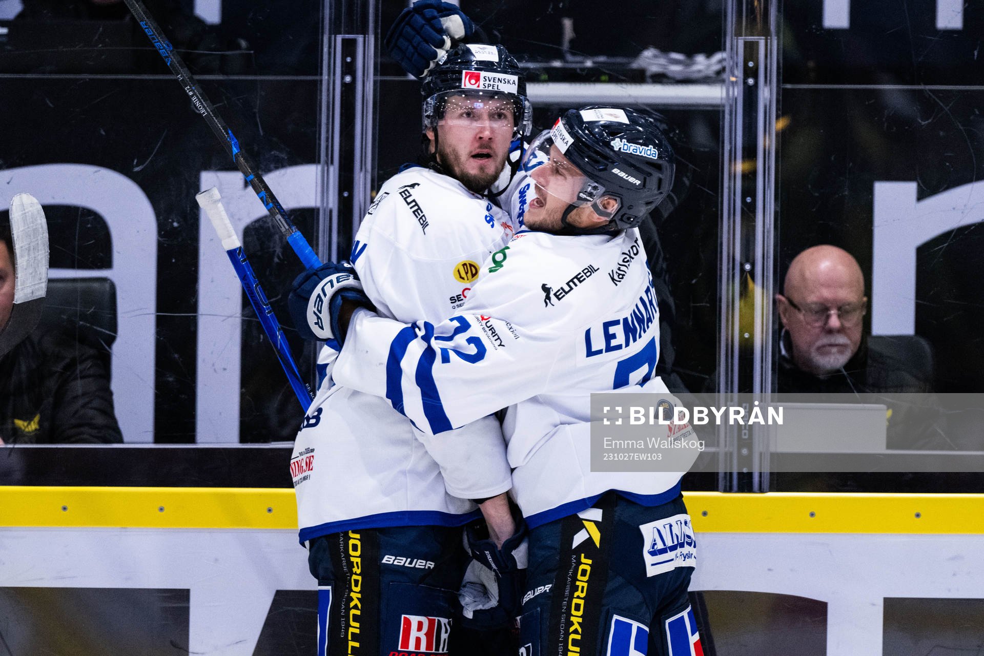 Karlskogas Jesper Kokkonen jublar med Viktor Lennartsson