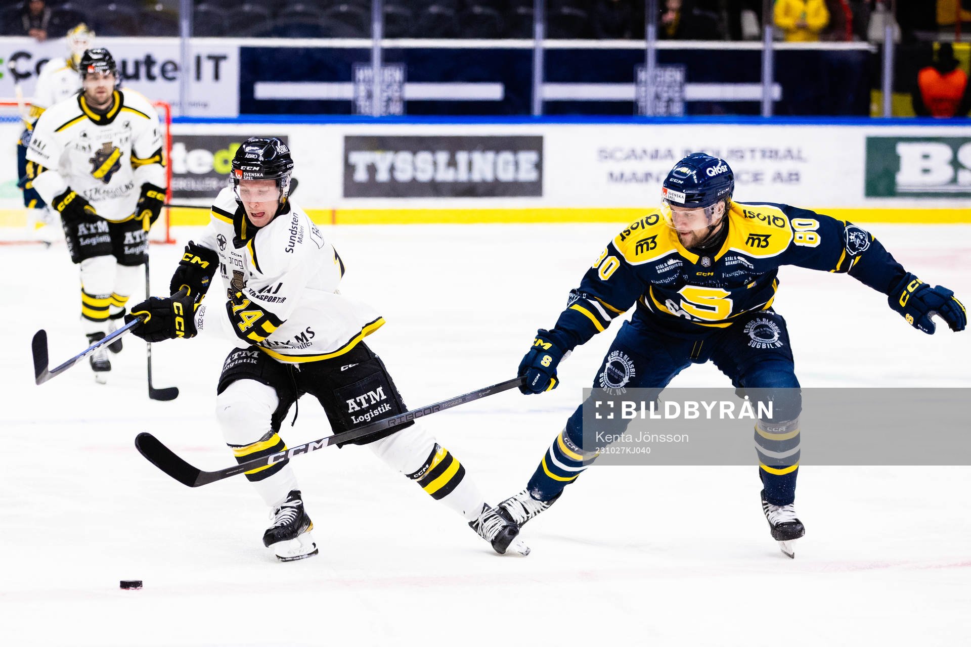 AIKs Oscar Öhman och Södertäljes Ludwig Blomstrand nder