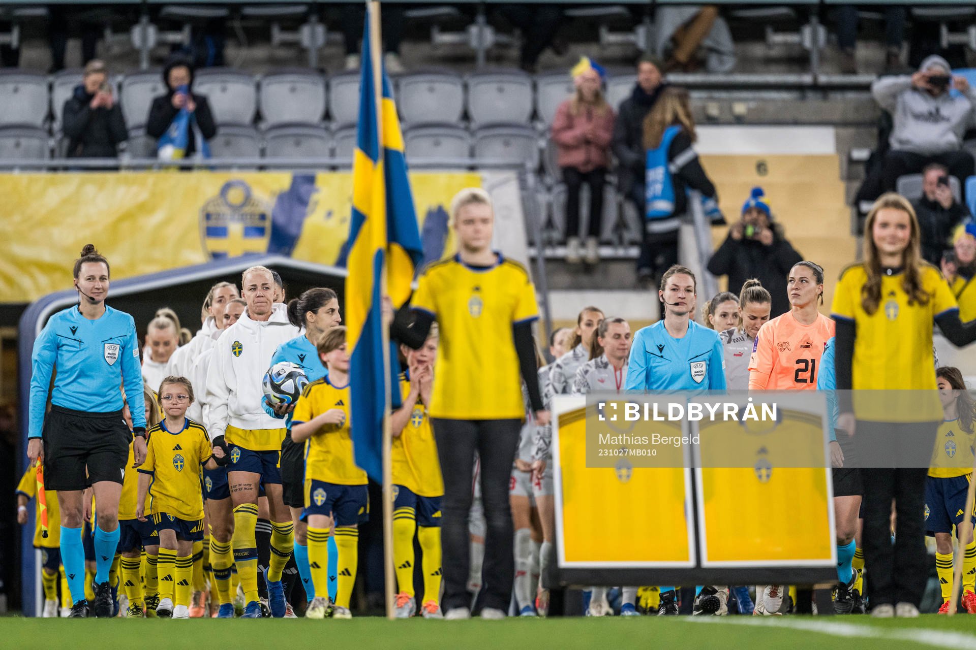The players enters the pitch
