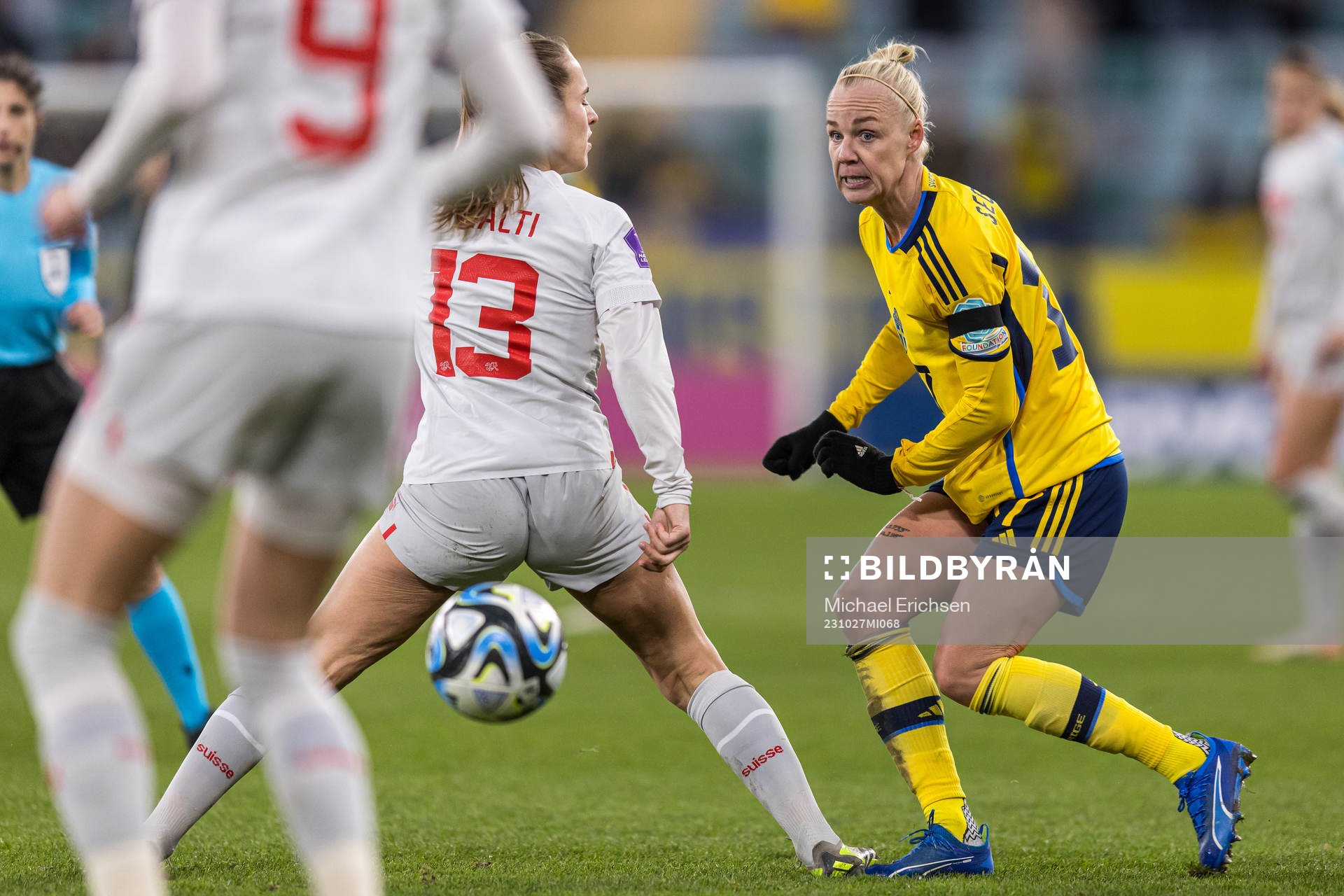 Lia Wälti of Switzerland and Caroline Seger of Sweden