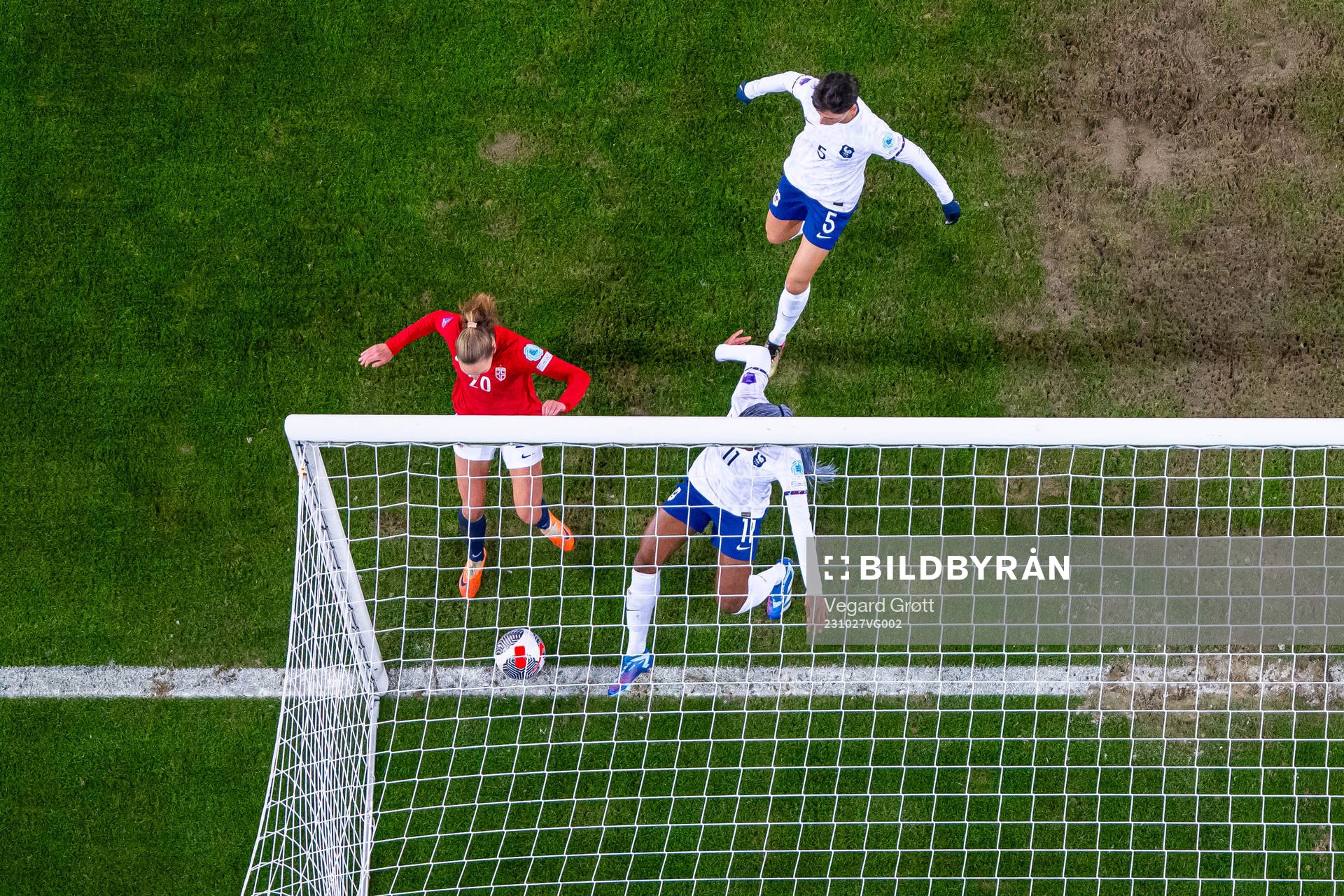 Marit Bratberg Lund of Norway scores the 1-1 goal past