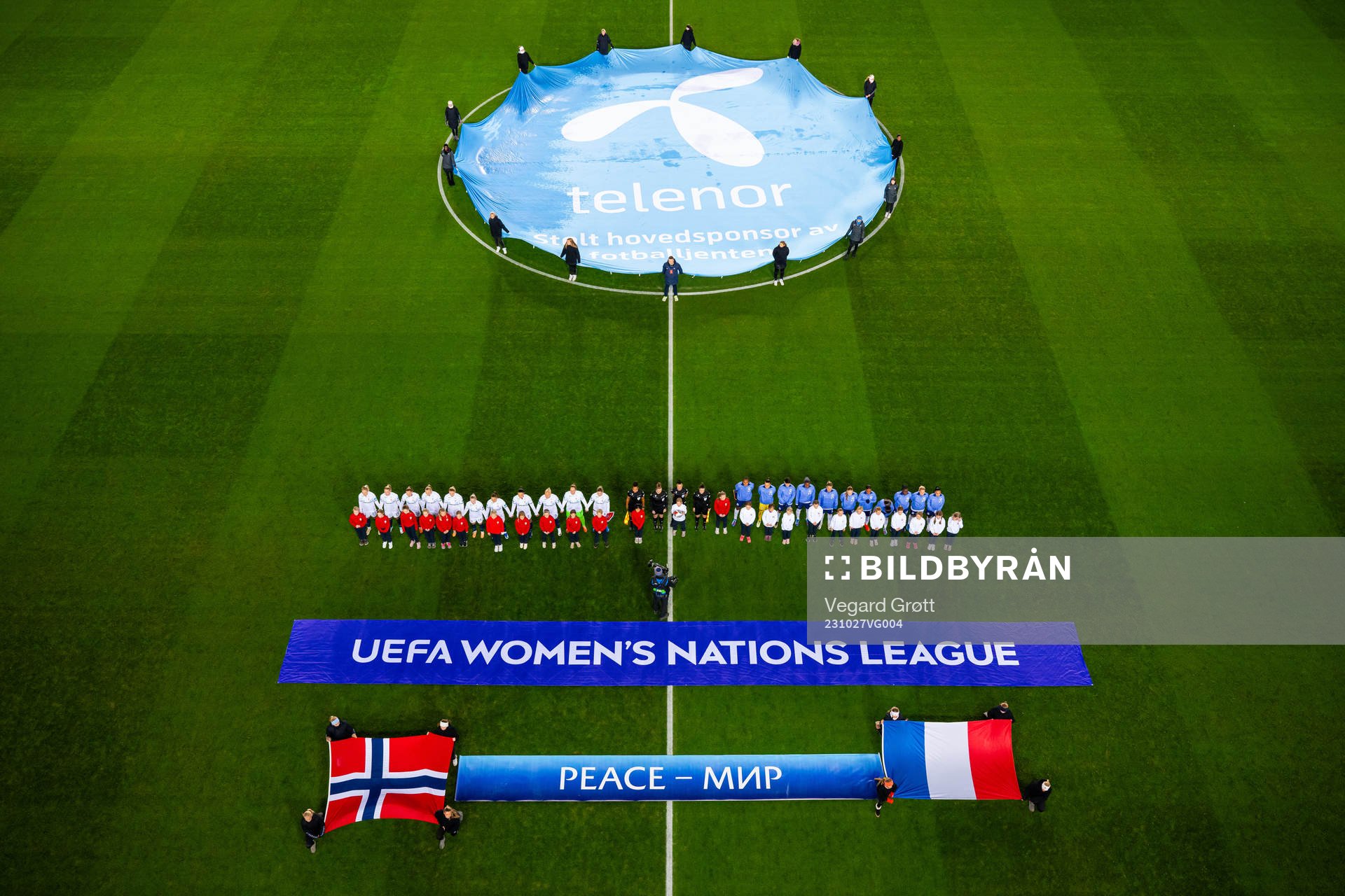 Players of Norway and France line up