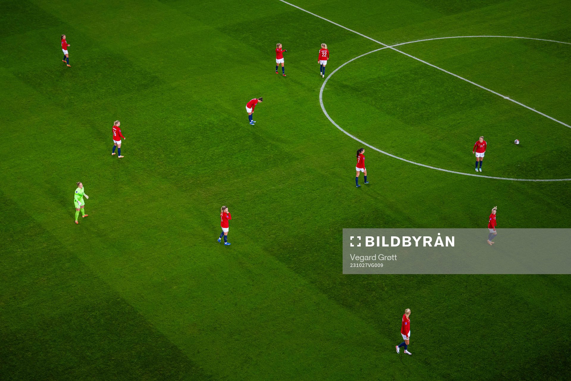 Maren Mjelde and players of Norway look dejected