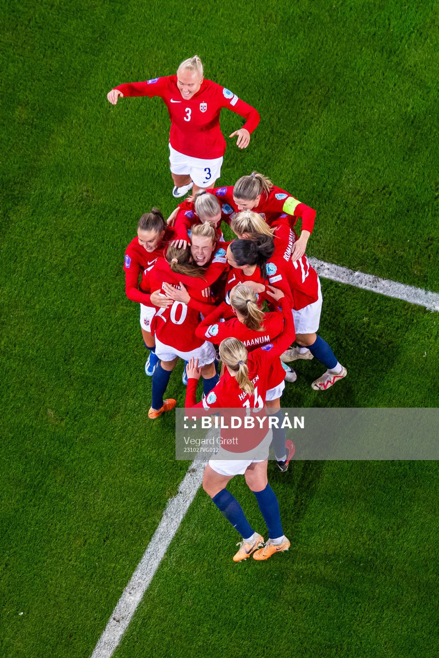 Marit Bratberg Lund of Norway celebrates with teammates