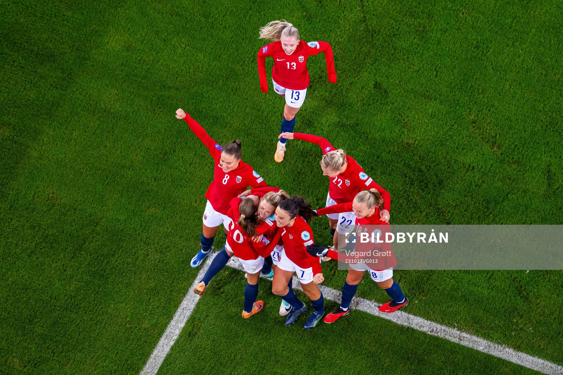 Marit Bratberg Lund of Norway celebrates with teammates