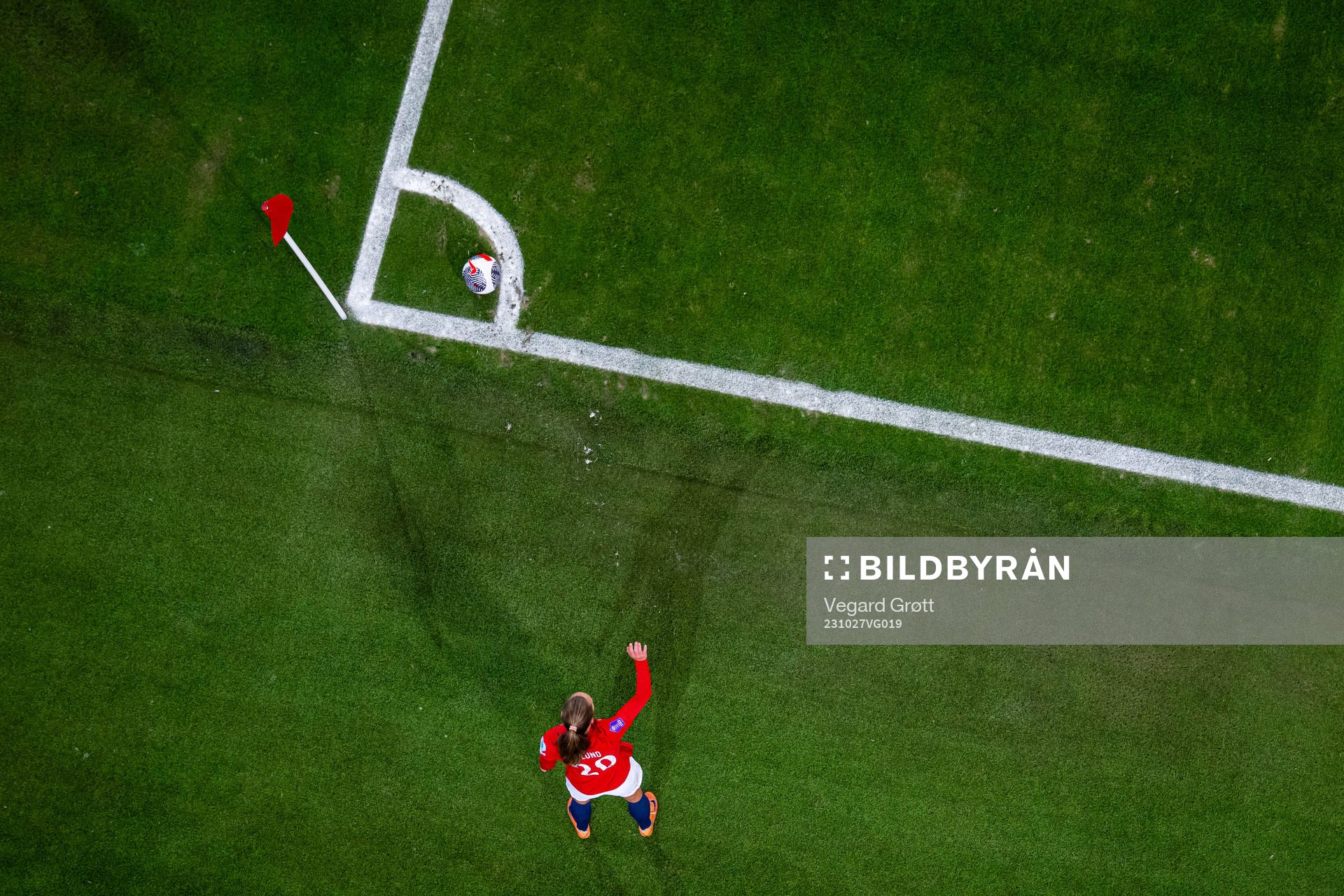 Marit Bratberg Lund of Norway takes a corner kick