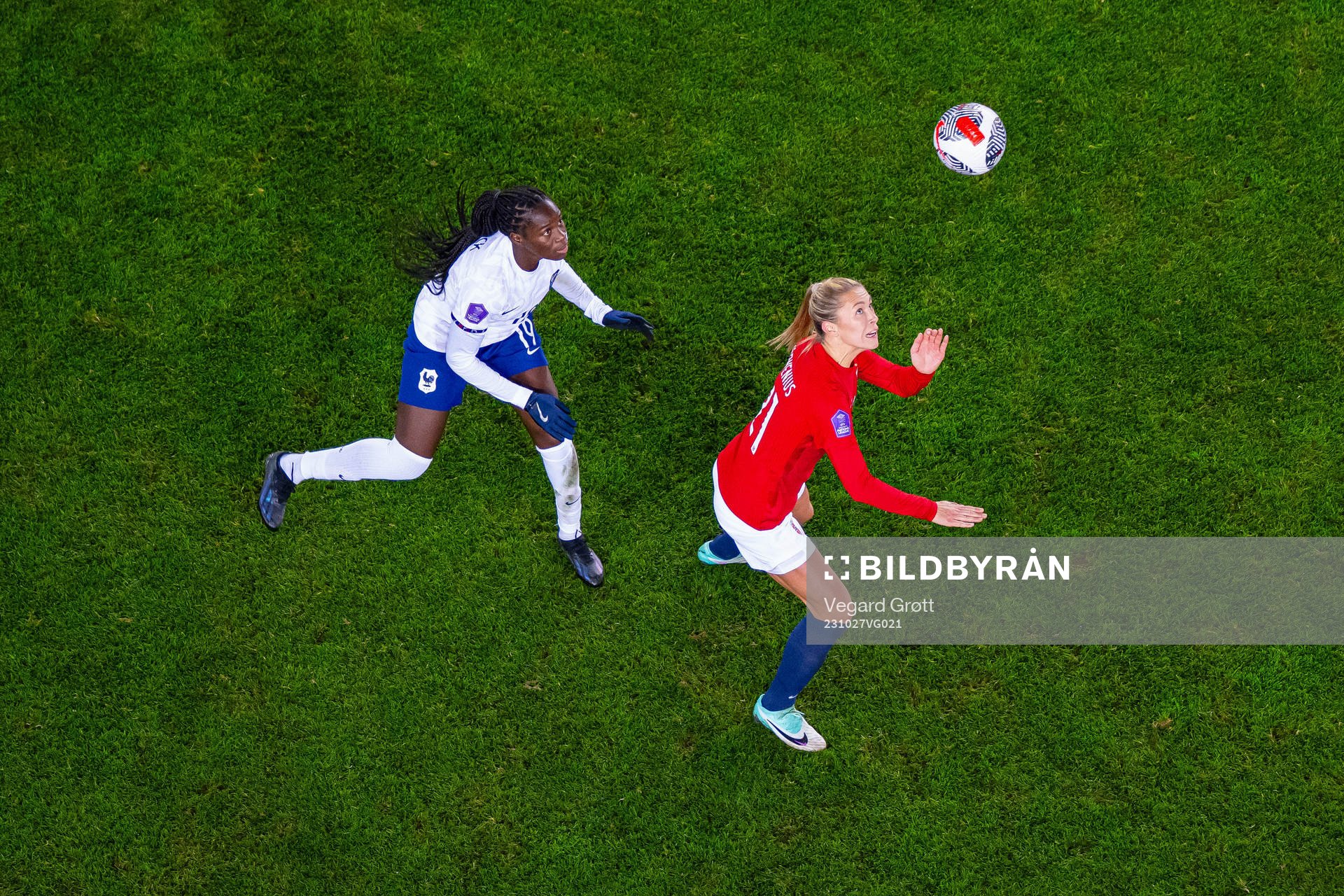 Griedge Mbock Bathy of France and Mimmi Löfwenius of Norway