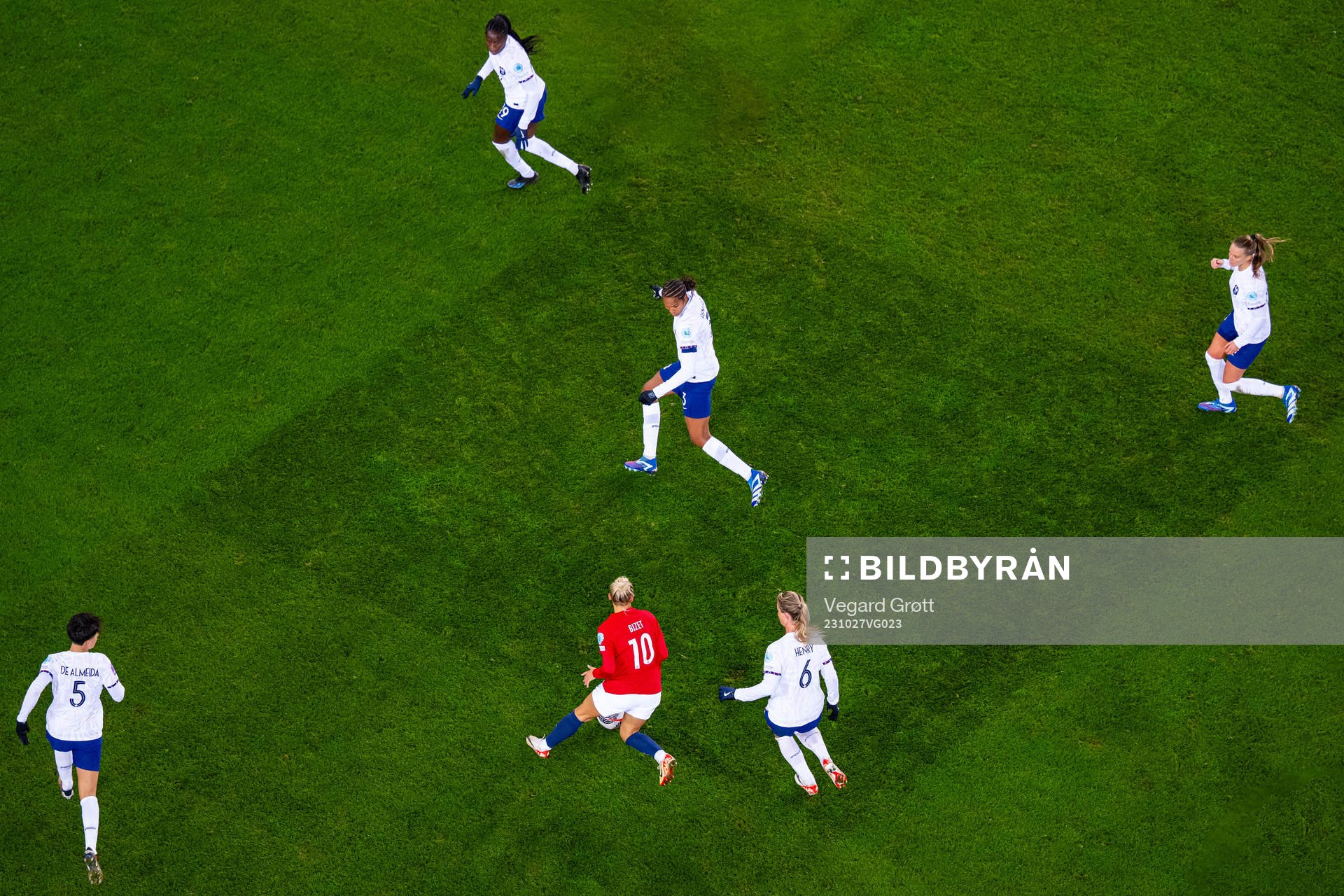 Celin Bizet Ildhusøy of Norway in action against Elisa De Almeida, Griedge Mbock Bathy, Wendie Renard, Amandine Henry and Sandie Toletti of France during the UEFA Women’s Nations League football match between Norway and France on October 27, 2023 in Oslo.