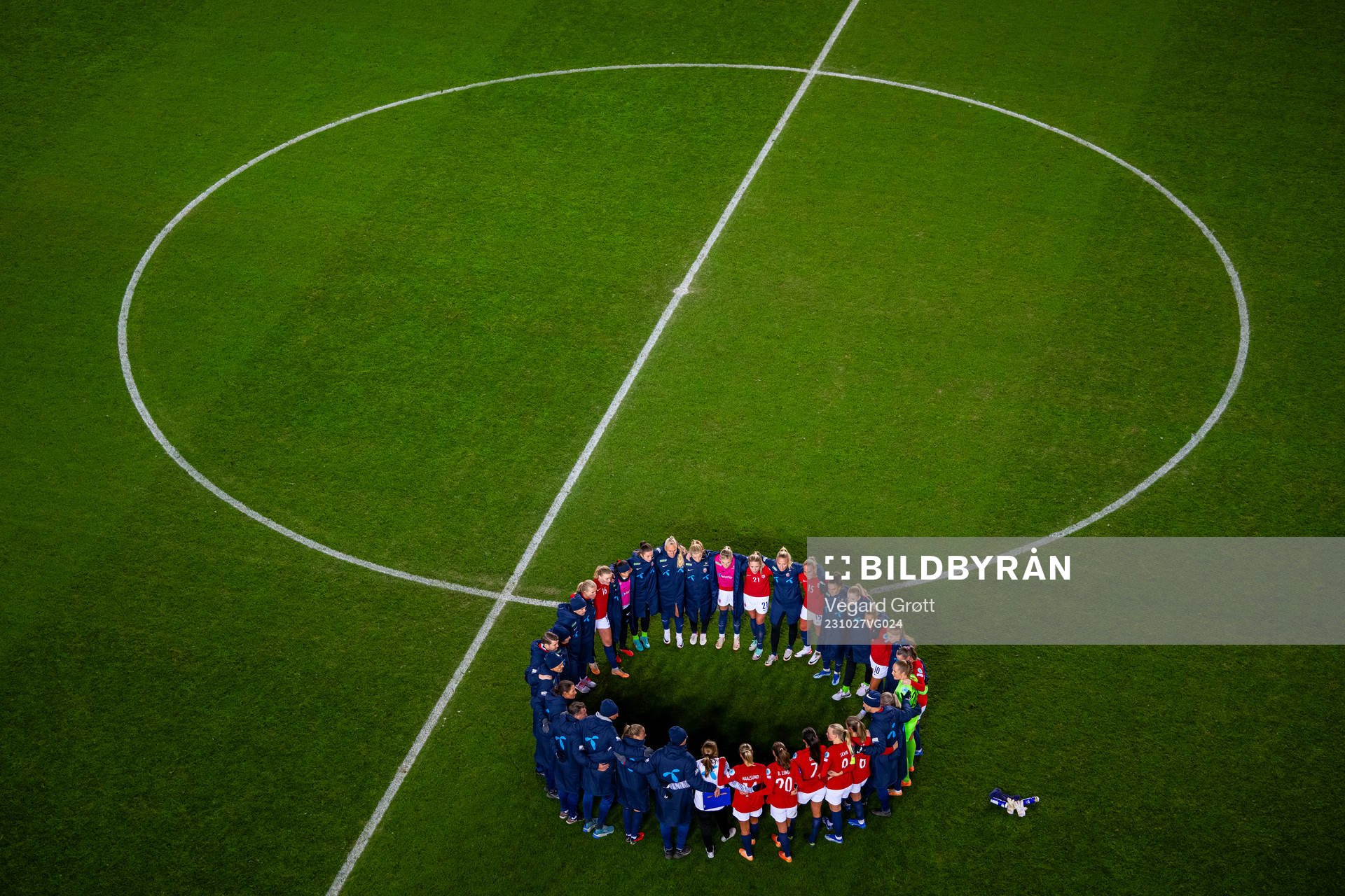 Players and staff of Norway gather in a circle