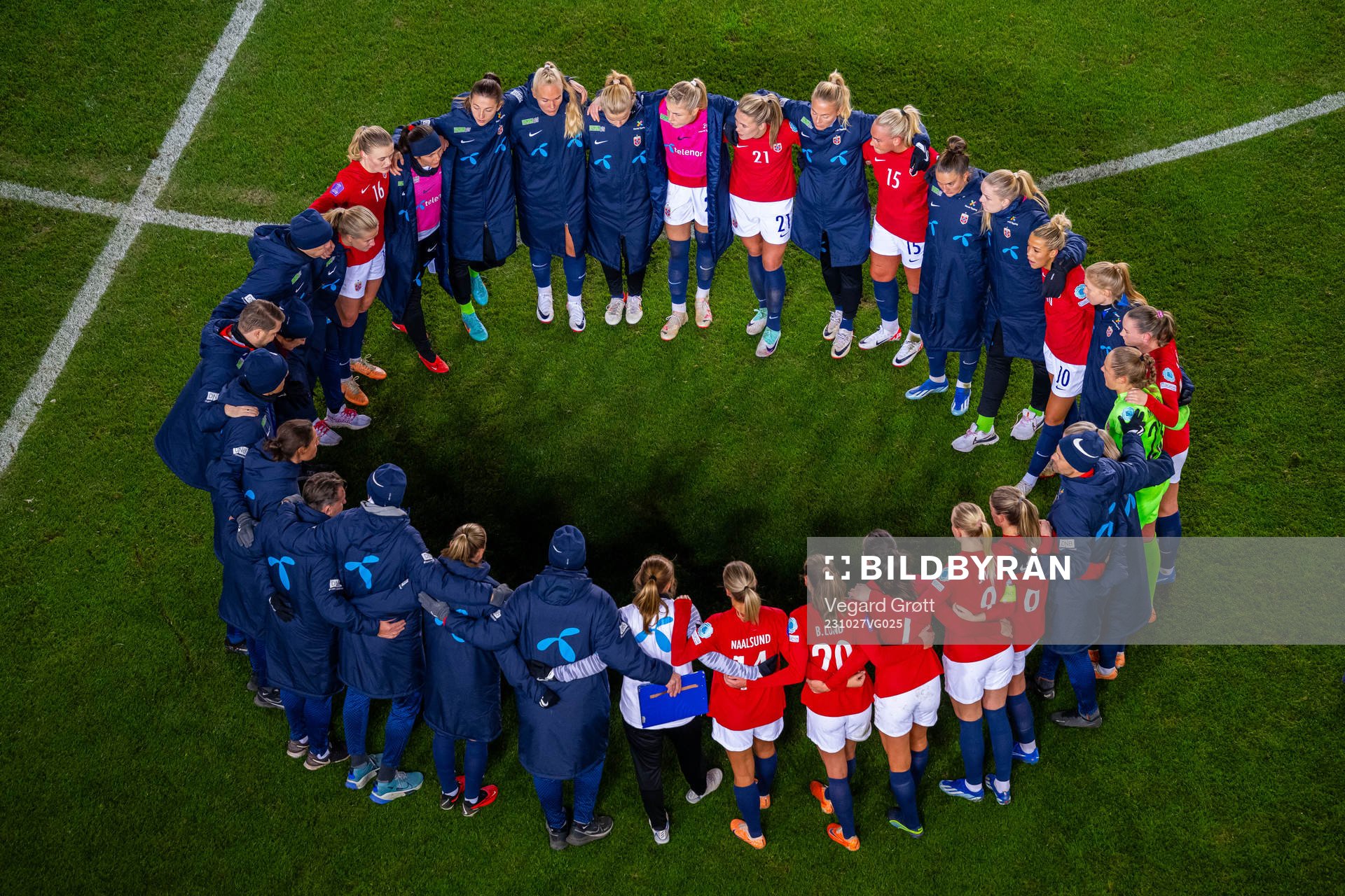 Players and staff of Norway gather in a circle