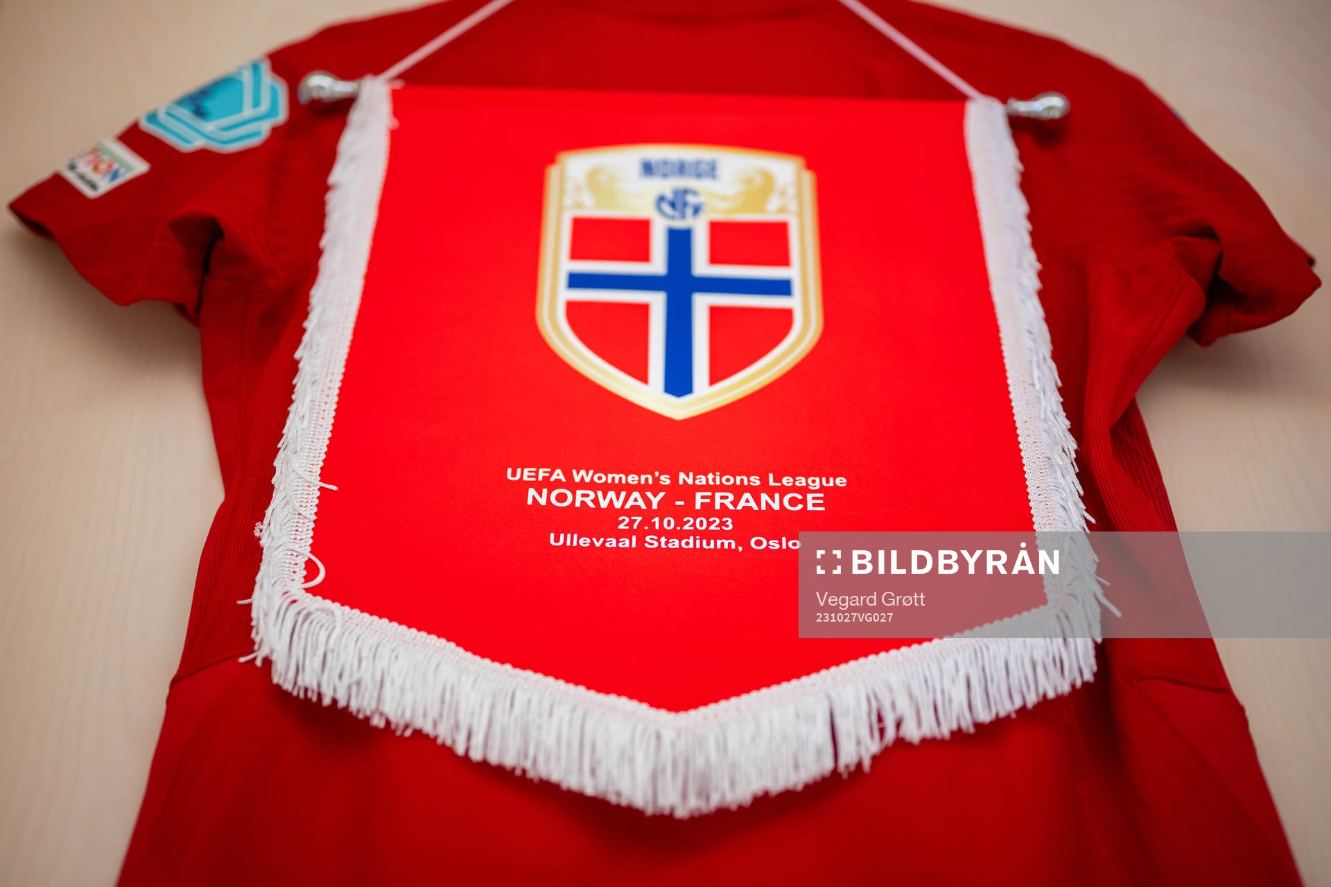 The pennant of Norway in the dressing room