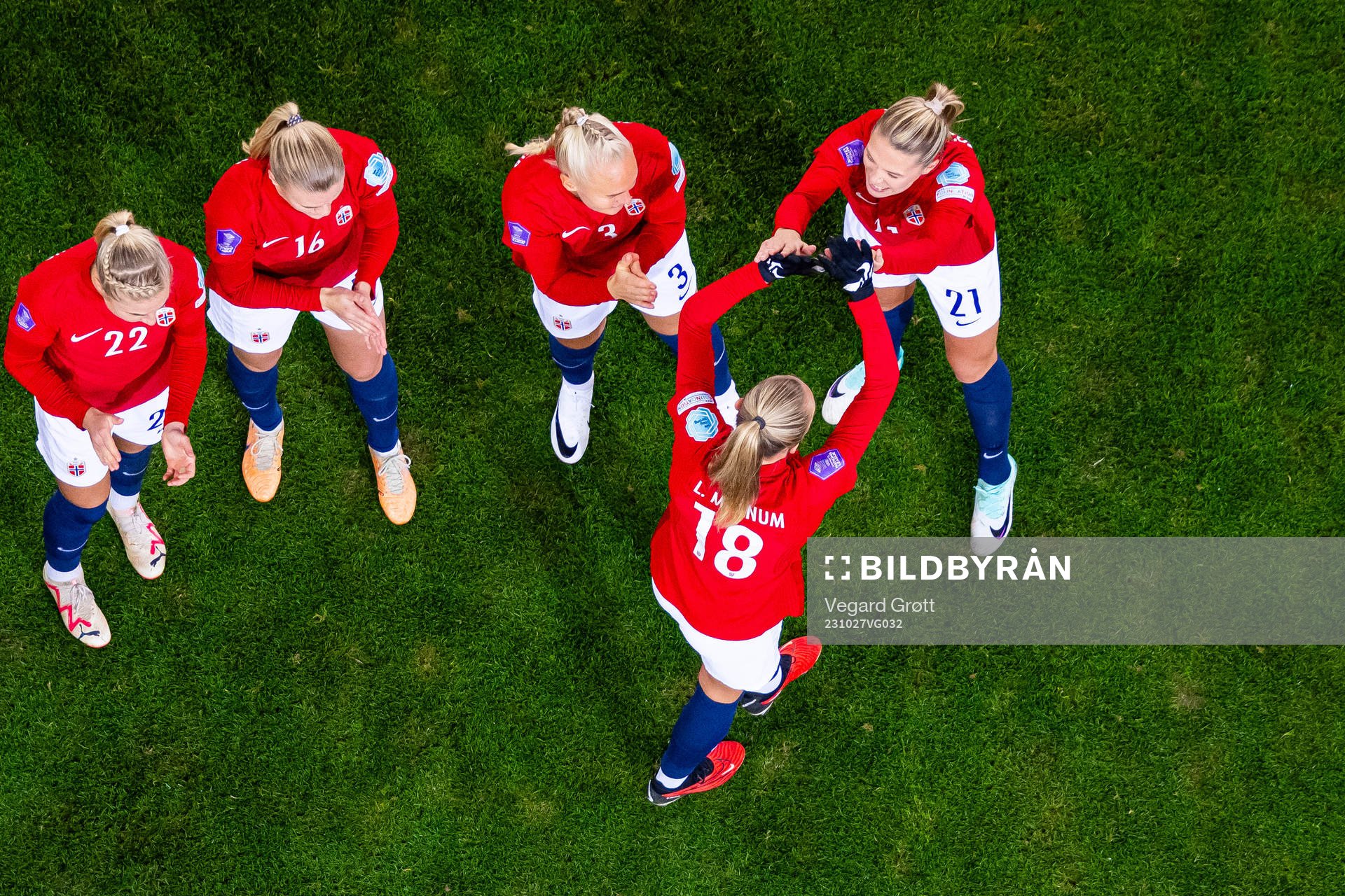 Frida Maanum, Mimmi Löfwenius and players of Norway