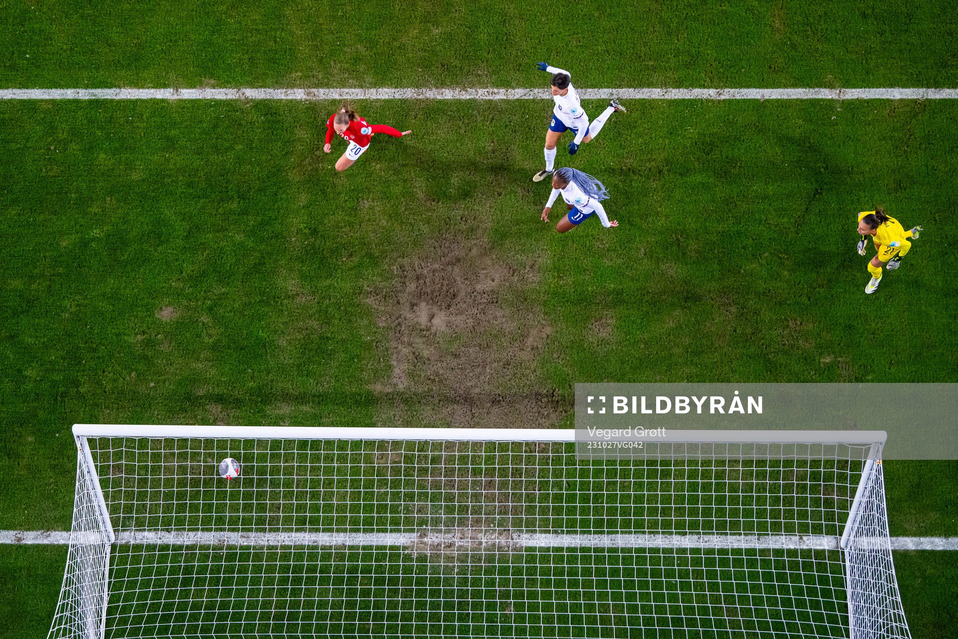 Marit Bratberg Lund of Norway scores the 1-1 goal past