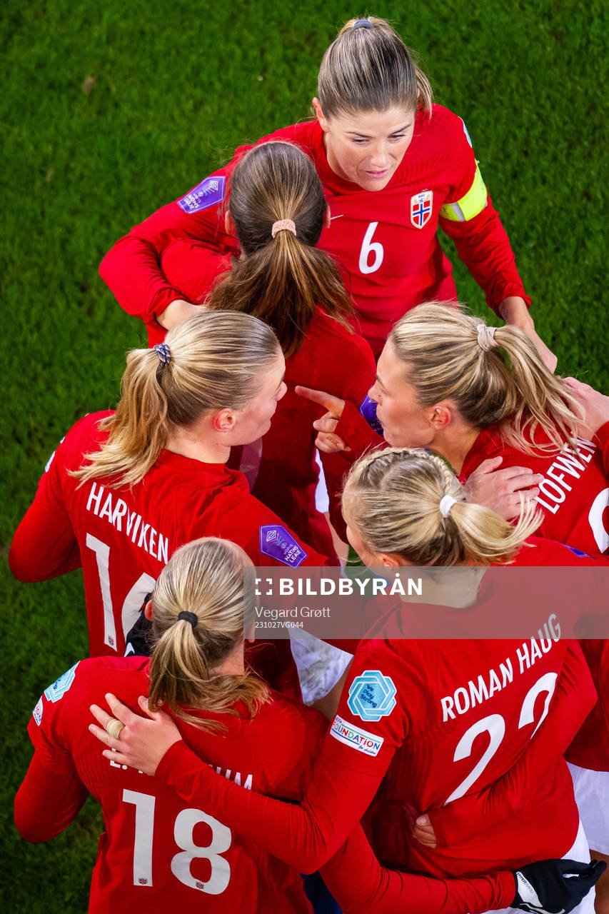 Maren Mjelde and players of Norway celebrate